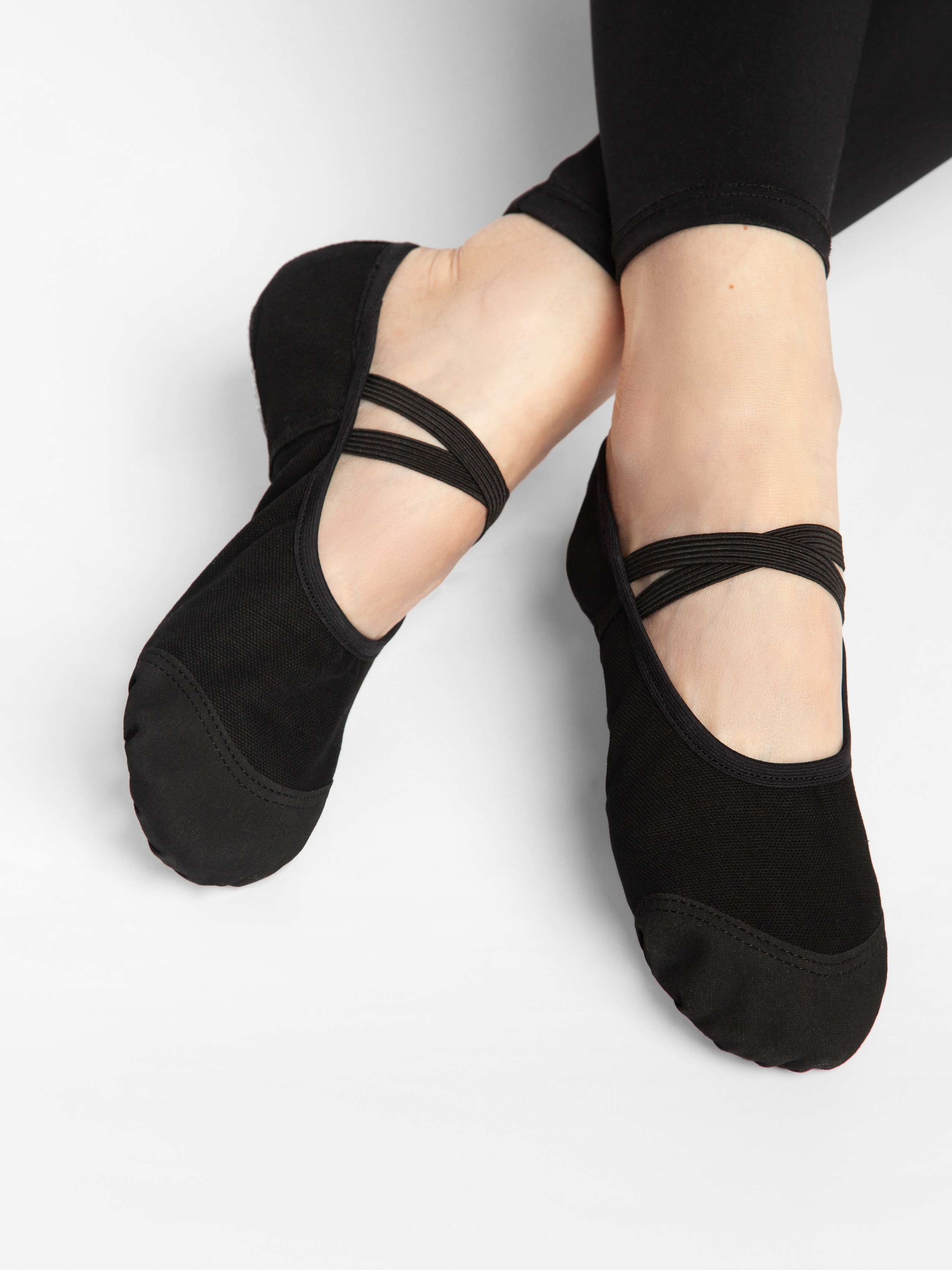 Предметная фотосъемка балеток для маркетплейсов на белом фоне в студии Барнаул