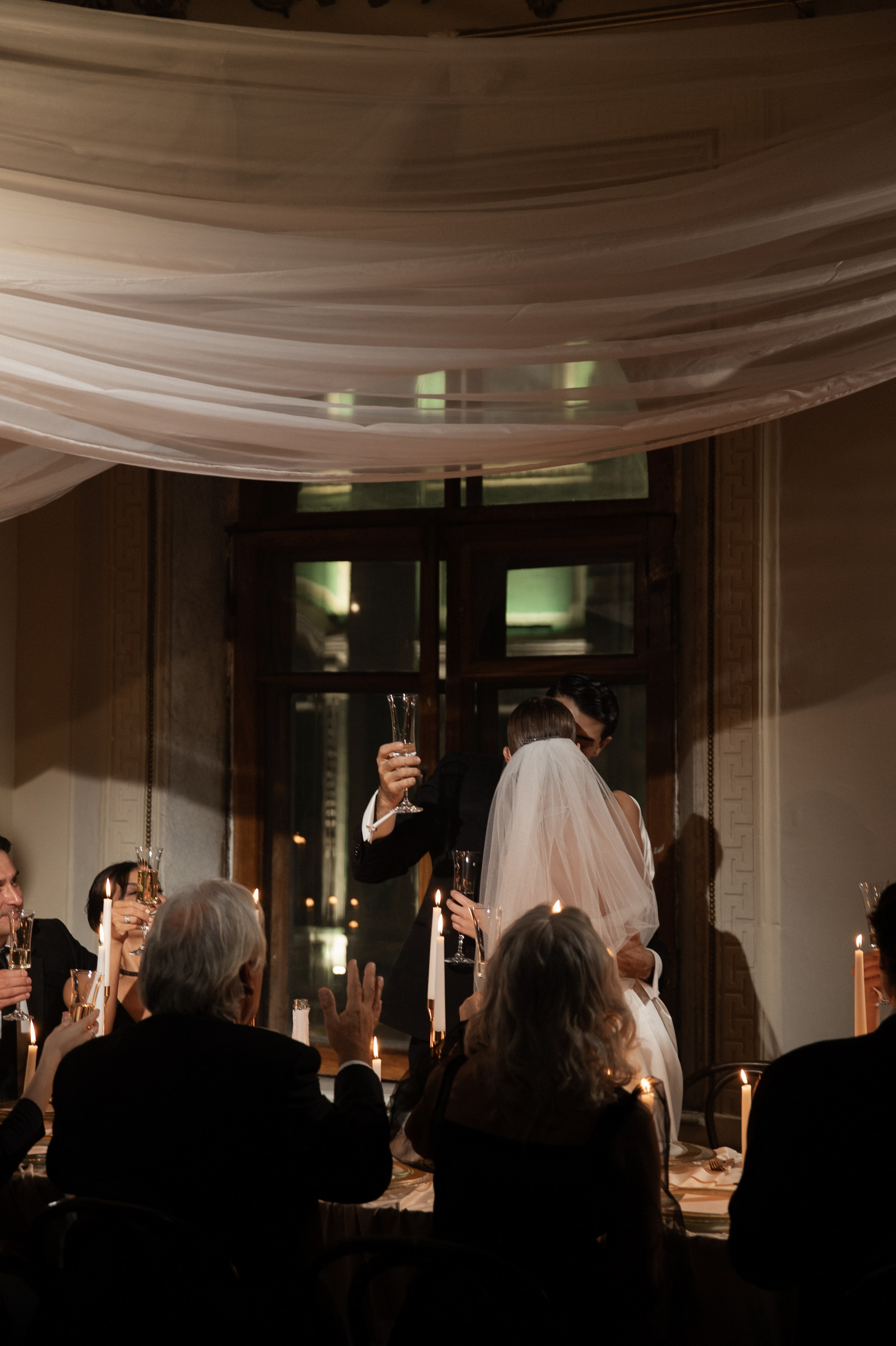 Камерный свадебный ужин при свечах в старинном особняке в фотостудии 21. Kult. Ярослава Ерина — свадебный фотограф в Москве