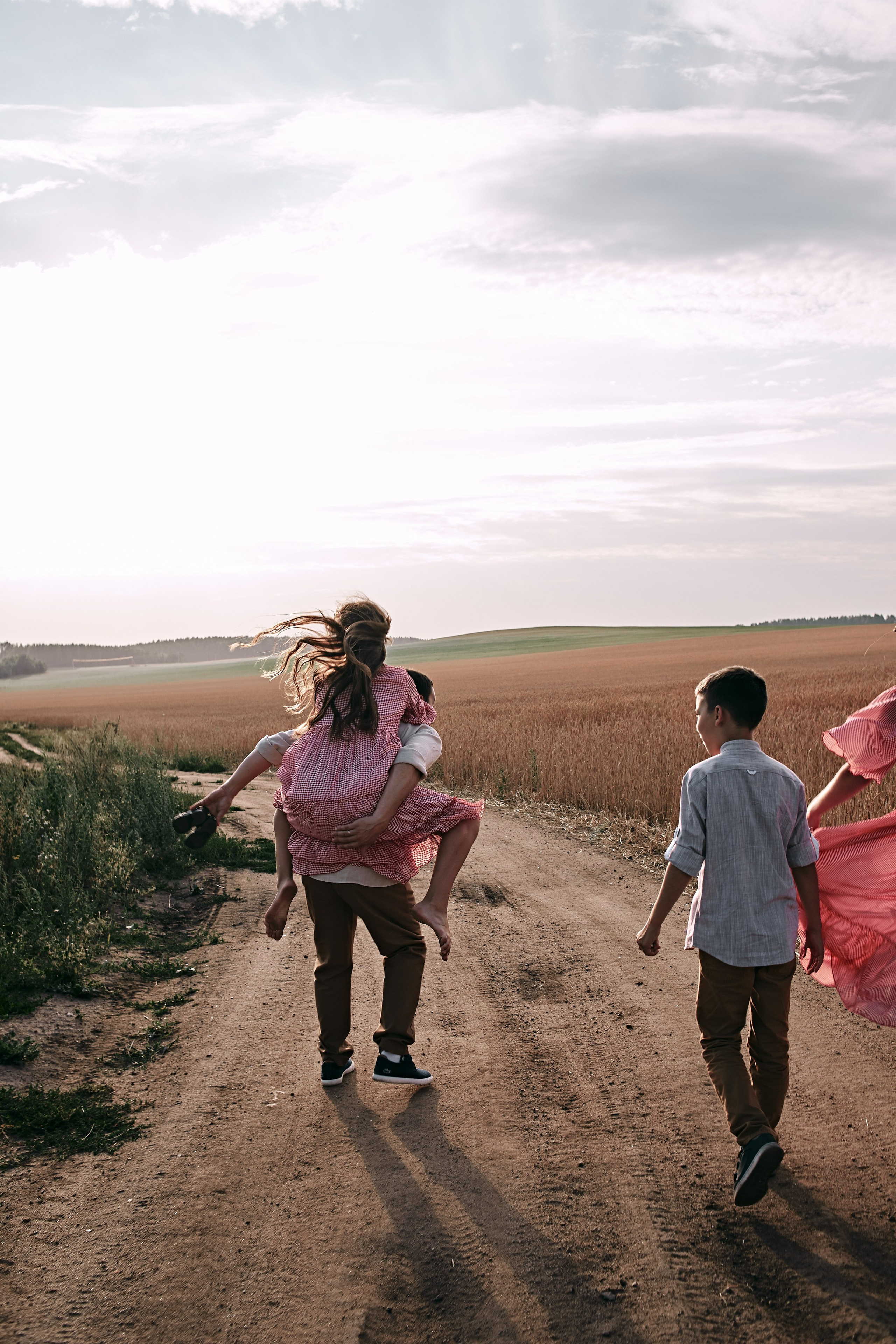 Большая семейная съемка в поле. Главная