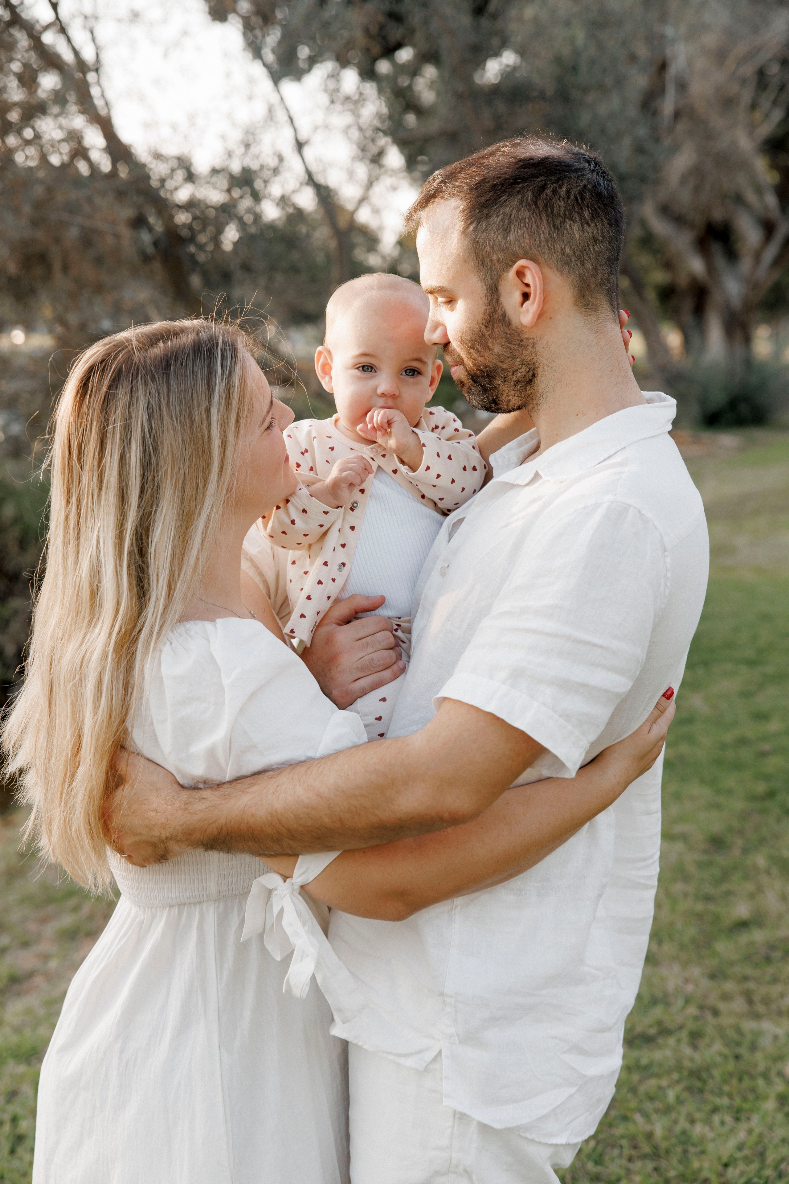 First year photoshoot inside the park (sunset). Wedding and family photographer