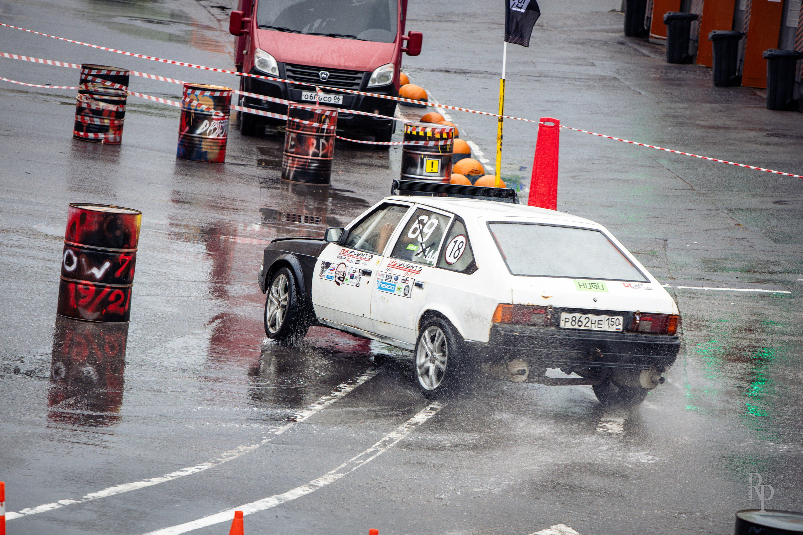 SHOWDOWN. Rusty Photographer