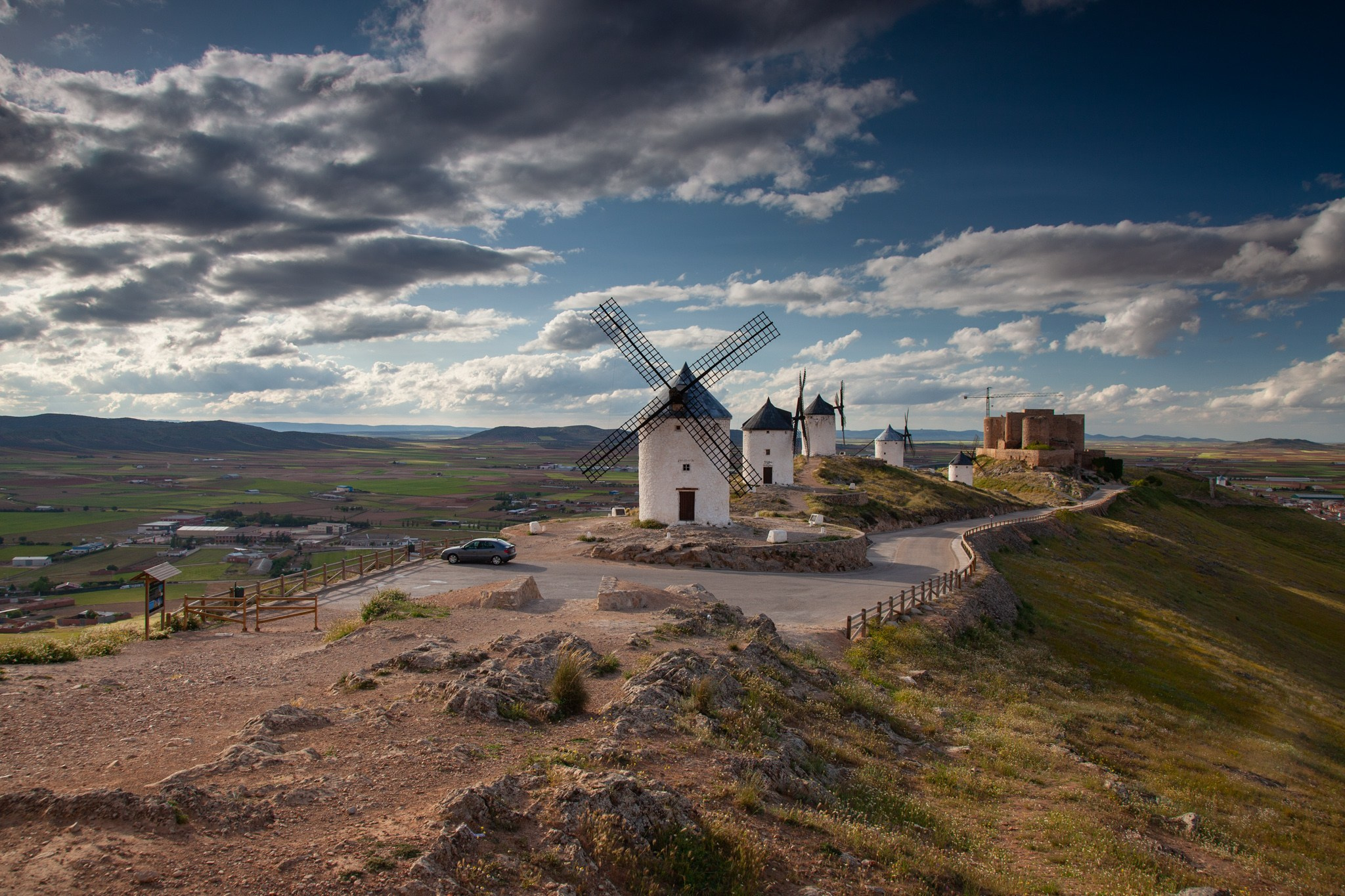 Consuegra España Molinos de viento de Don Quijote en la provincia de Toledo, Испания 2010. Фотограф Василий Буланов
