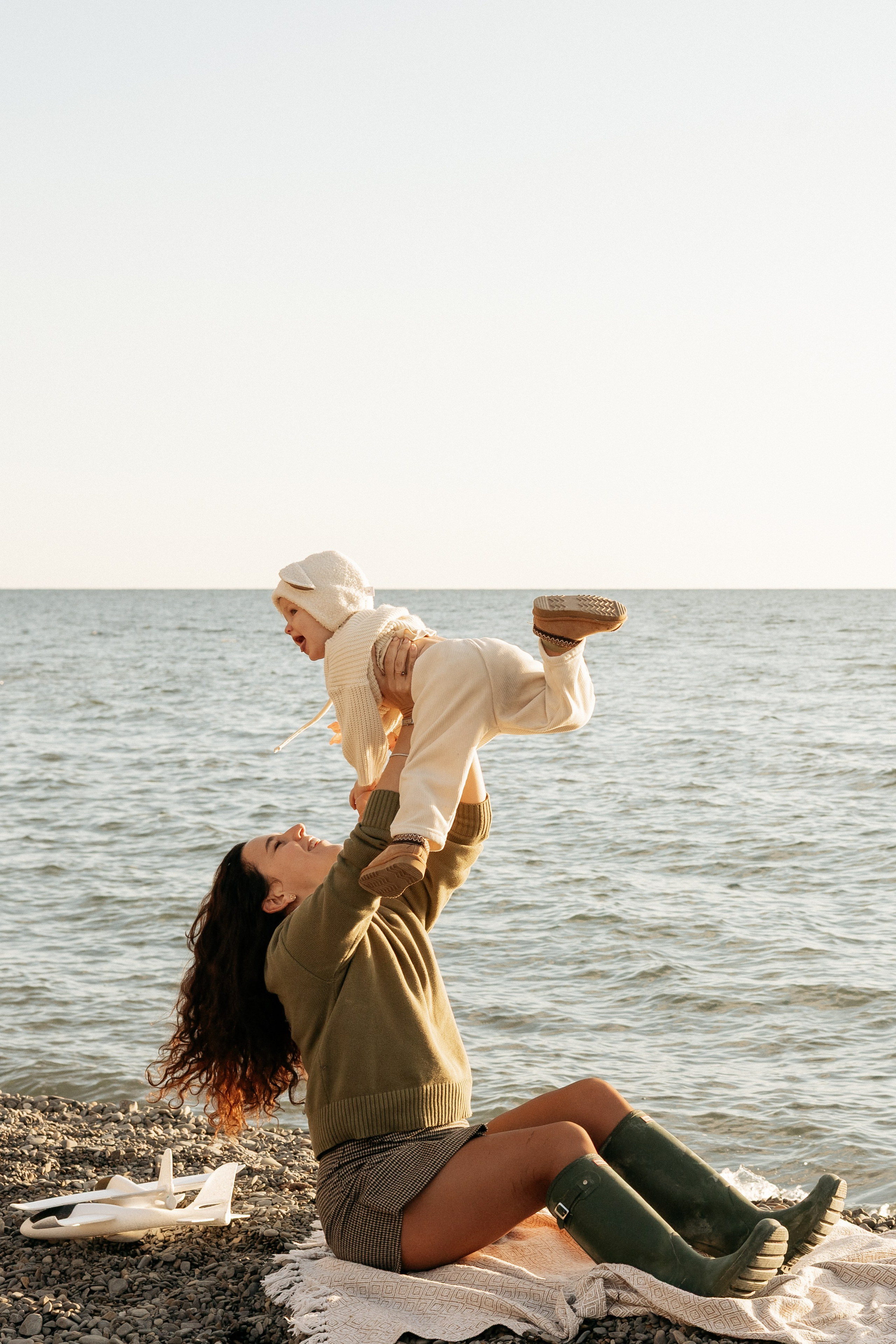 Нежные семейные объятия на фоне бирюзовых вод Черного моря