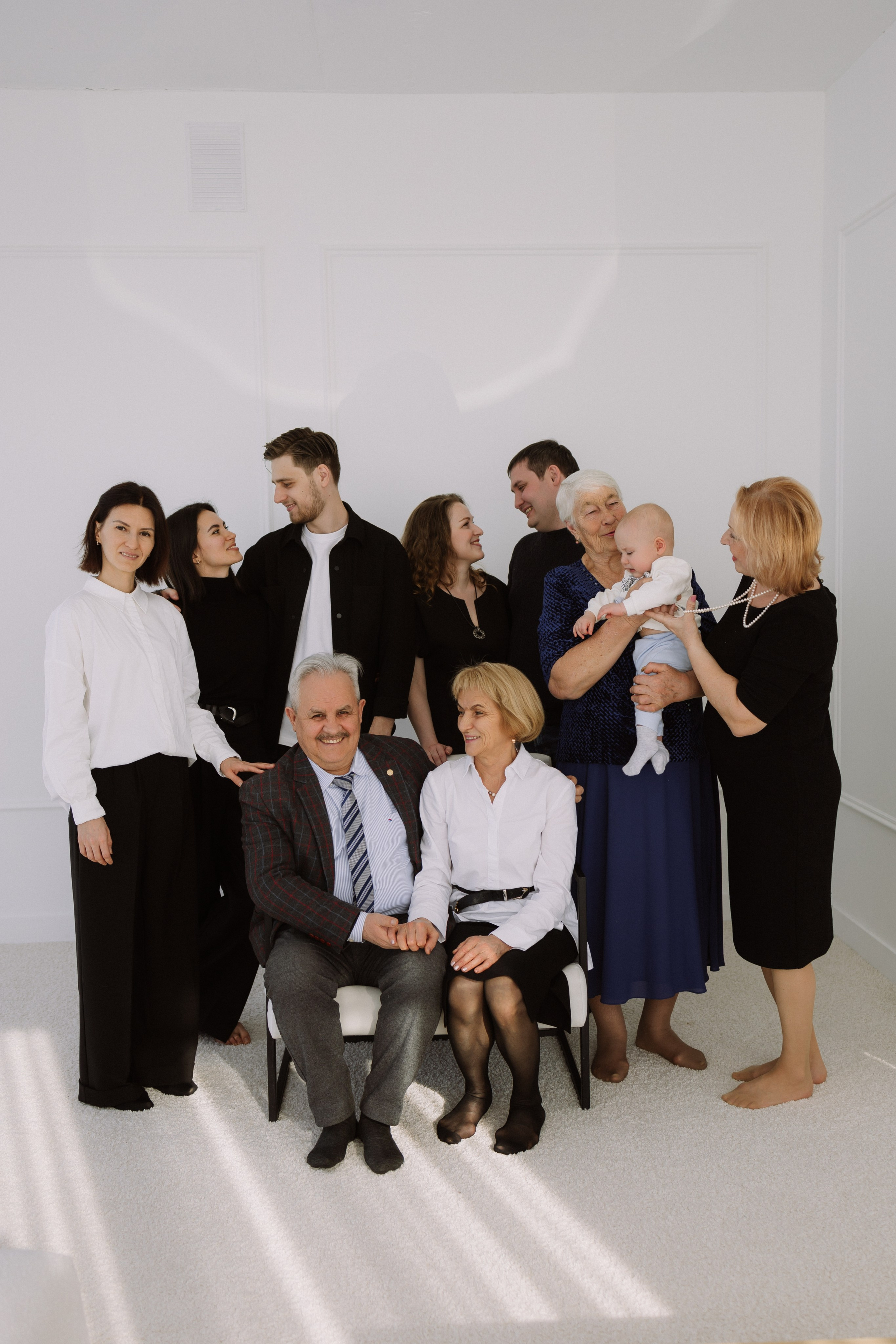 Студийная. Большая семья. Фотограф Уфа Башкирия Мухаметянова Алина. Свадебный семейный портретный