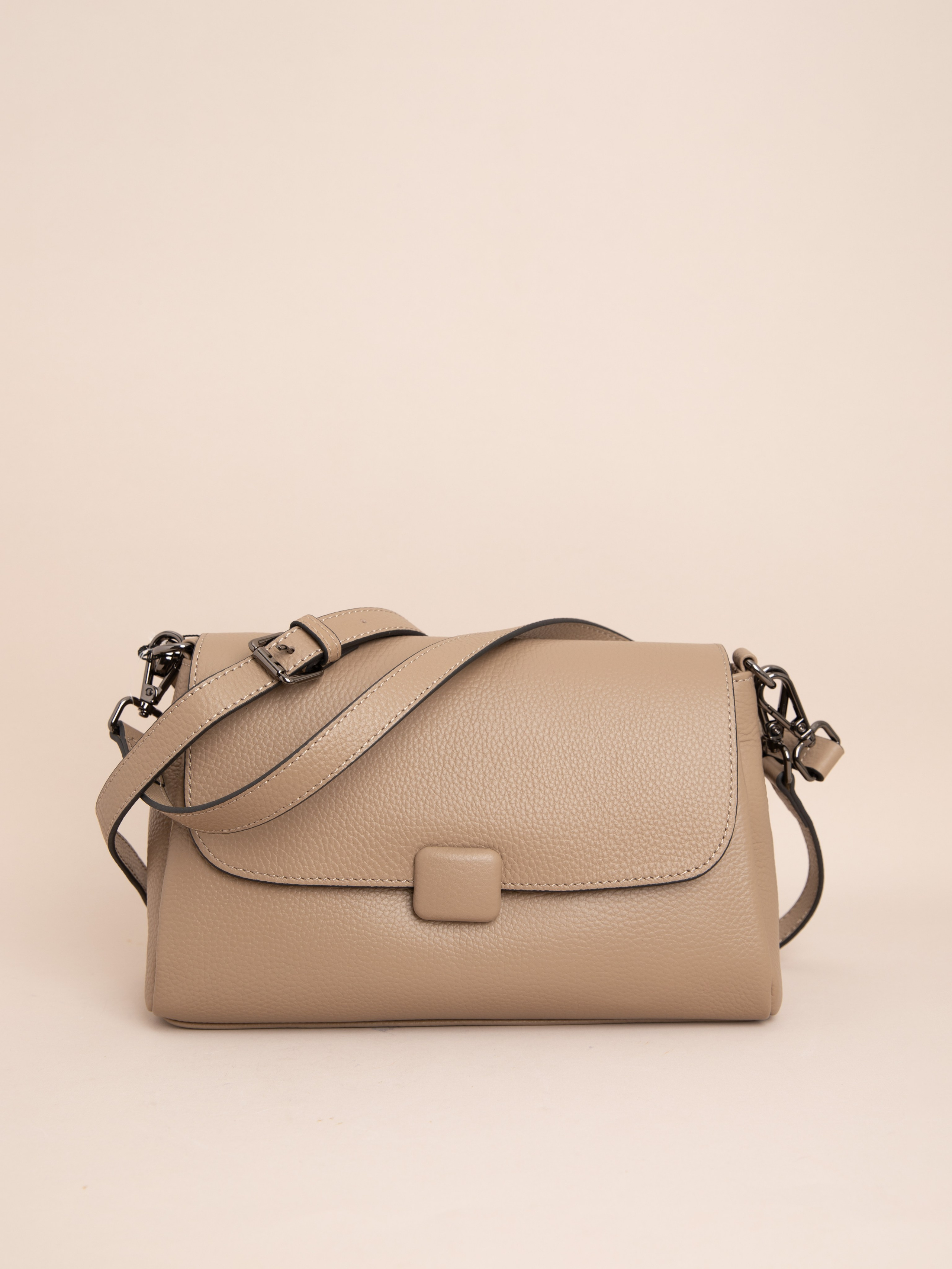 Женские сумки. Фотостудия предметной и модельной съёмки для маркетплейсов