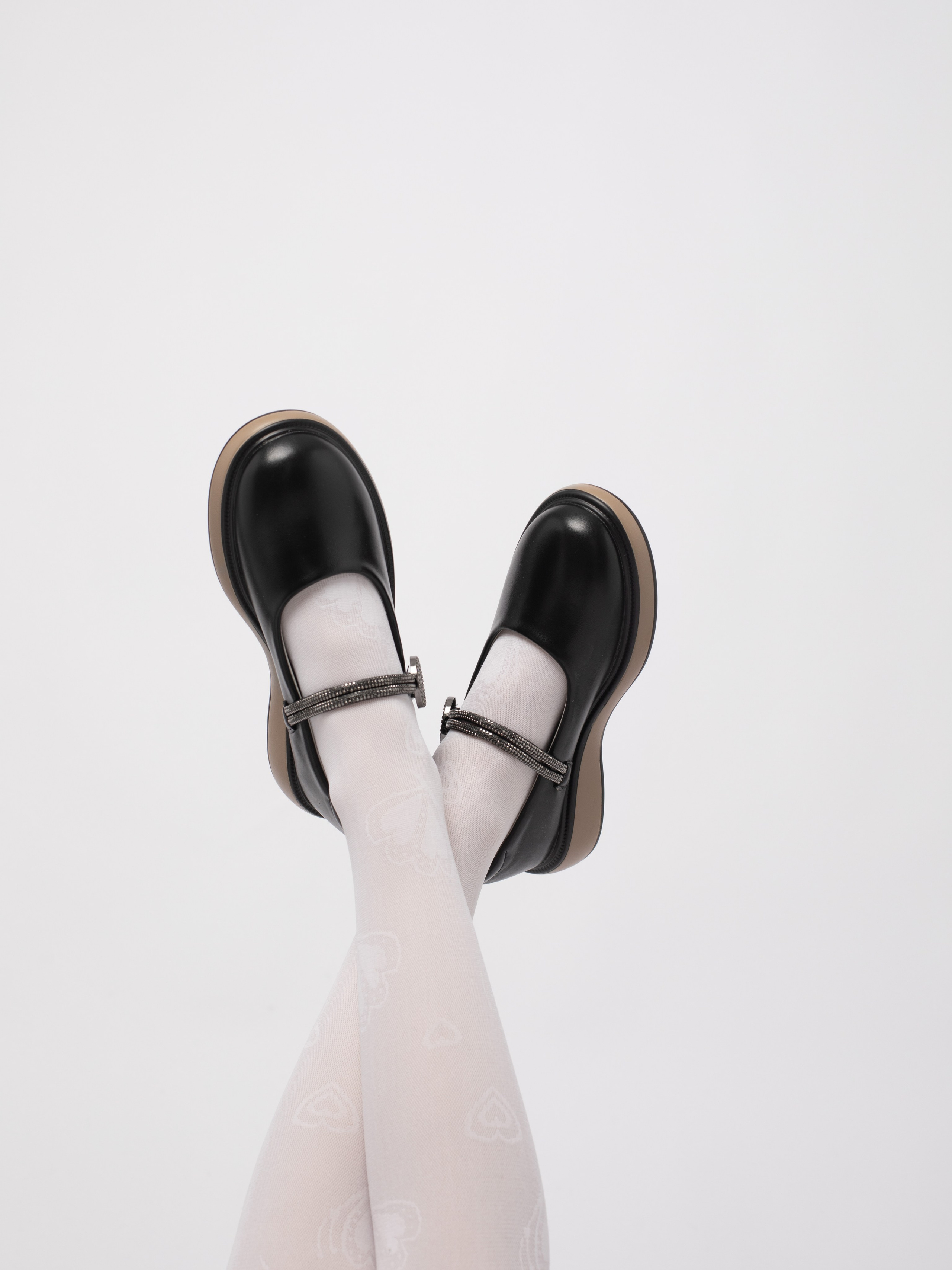 Школьные туфли. Фотостудия предметной и модельной съёмки для маркетплейсов