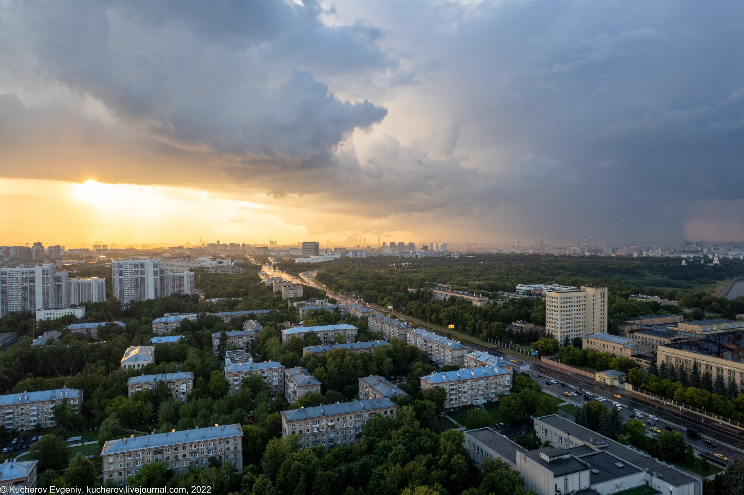 Москворечье. Закат и дождь. Кучеров Евгений. Фотограф