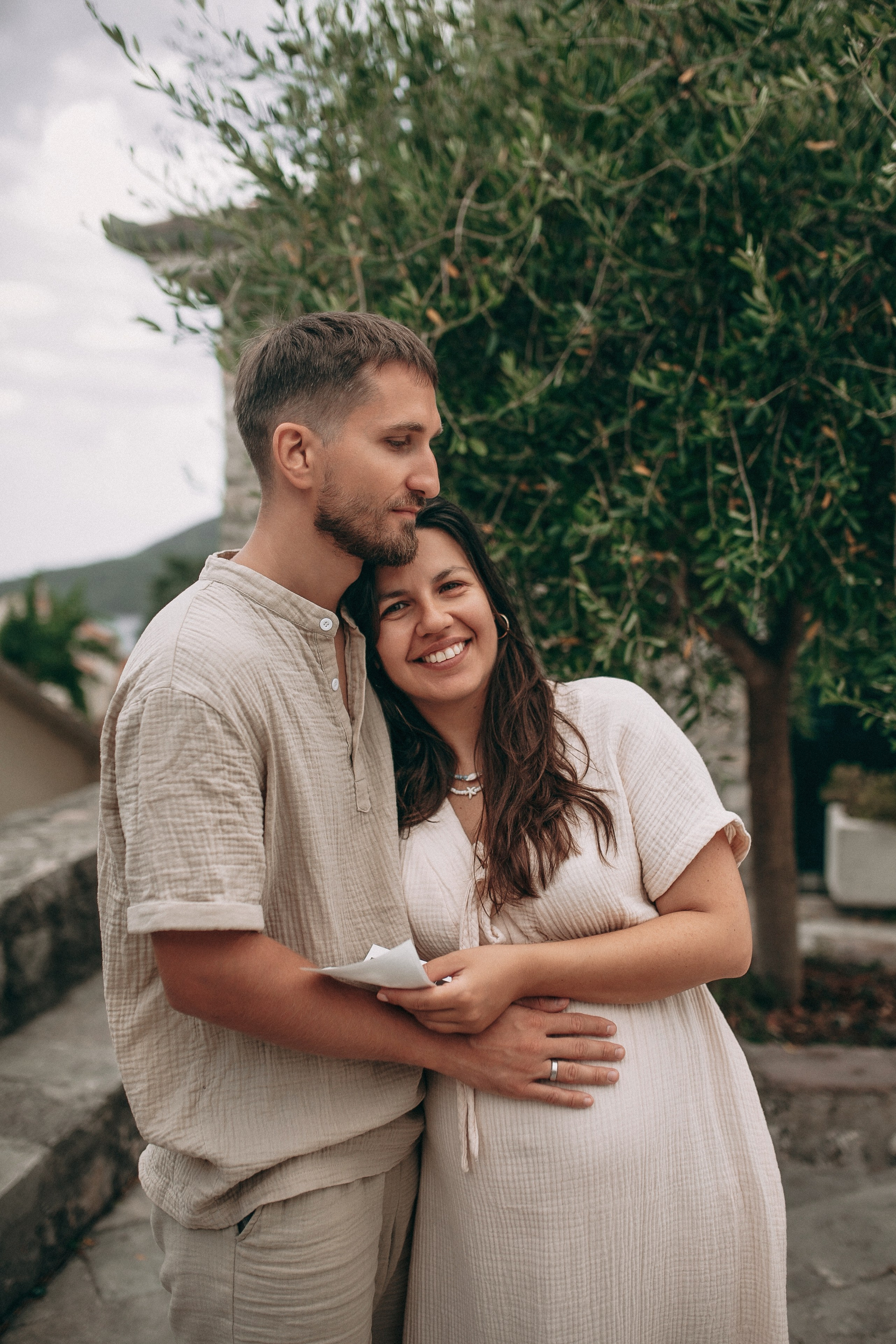 Беременная девушка в бежевых оттенках. Женственная фотосессия беременности в мягкой бежевой цветовой палитре.