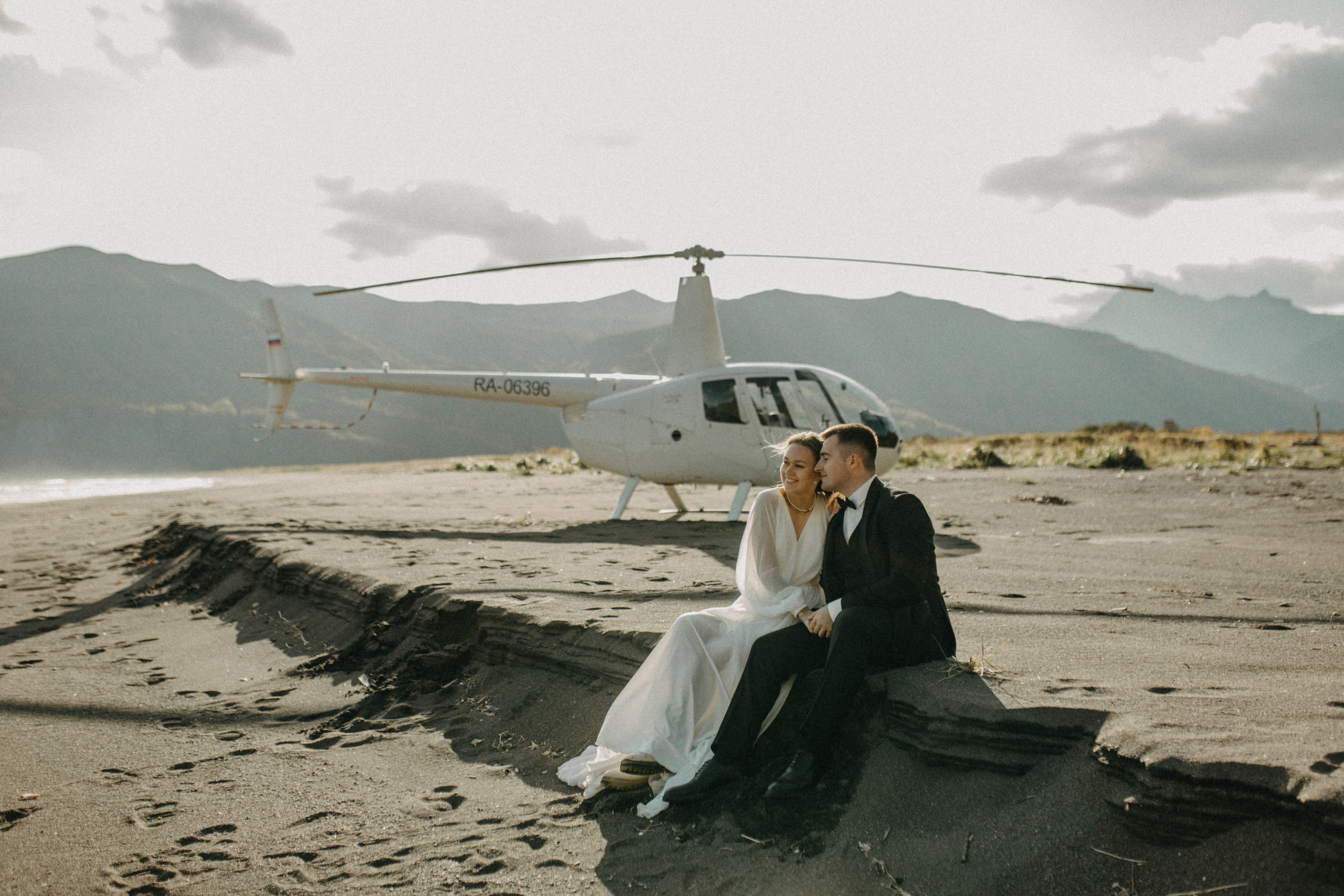 Вертолетный полет Бухта Жировая. Свадебное фото и видео на Камчатке. Туристические маршруты