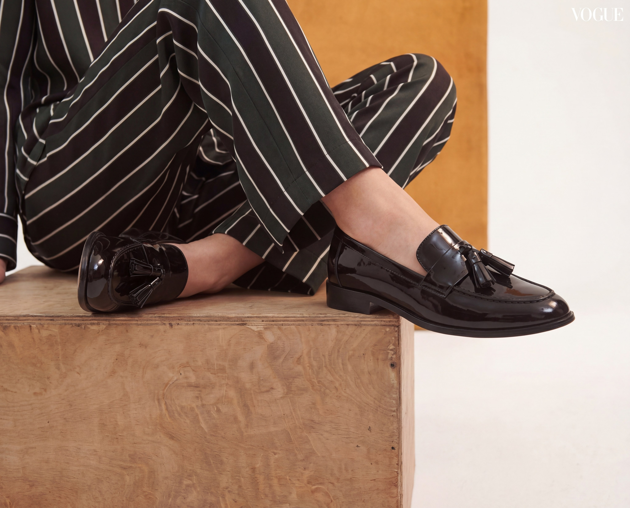 Имиджевая ИИ-фотосессия: детализация образа AI-модели в полосатых брюках, для создания лукбуков и контент-паков высокого разрешения