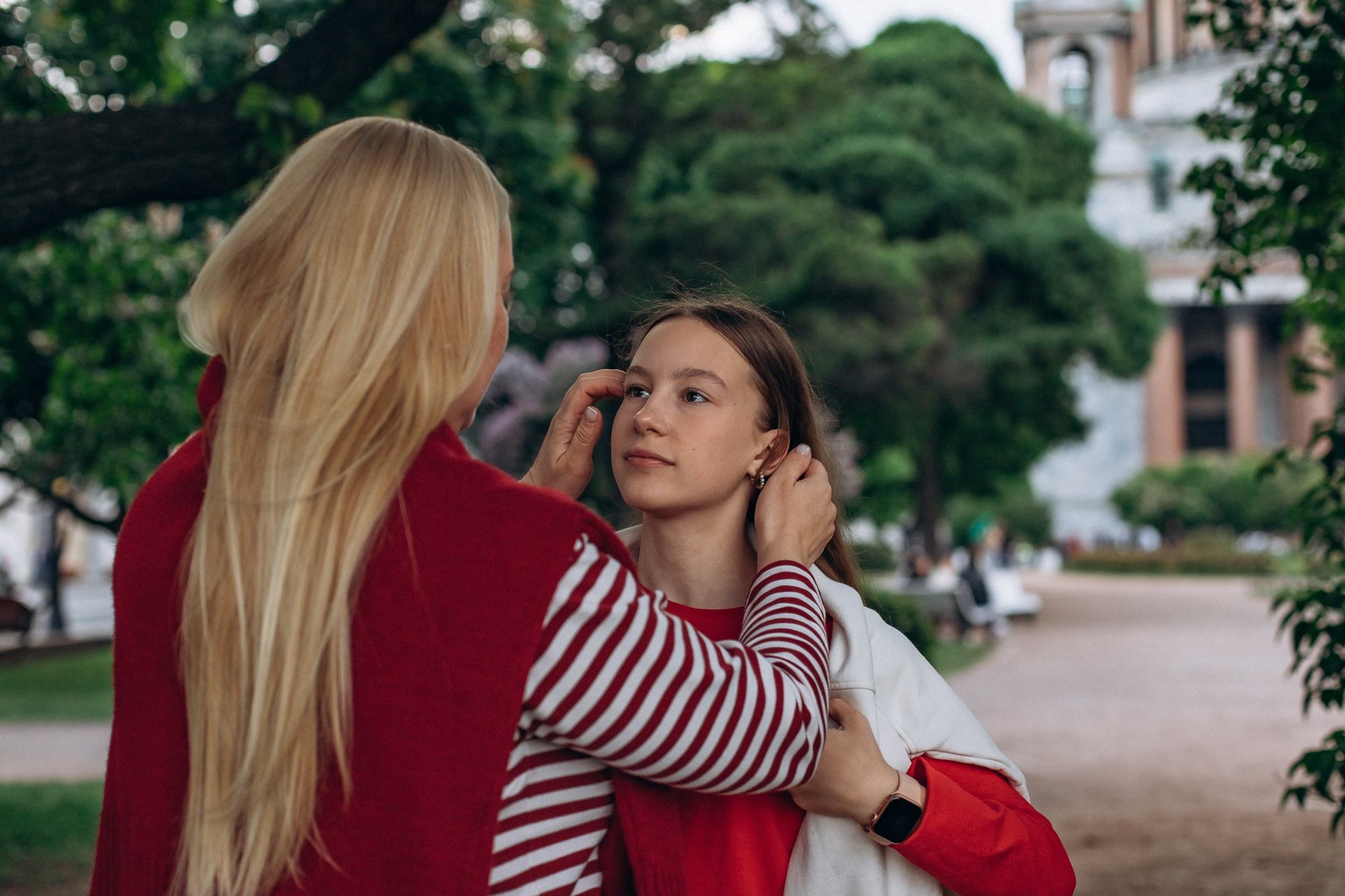 Полина и Алина в июне. Фотопрогулка в Петербурге. Индивидуальный и семейный фотограф в Санкт-Петербурге