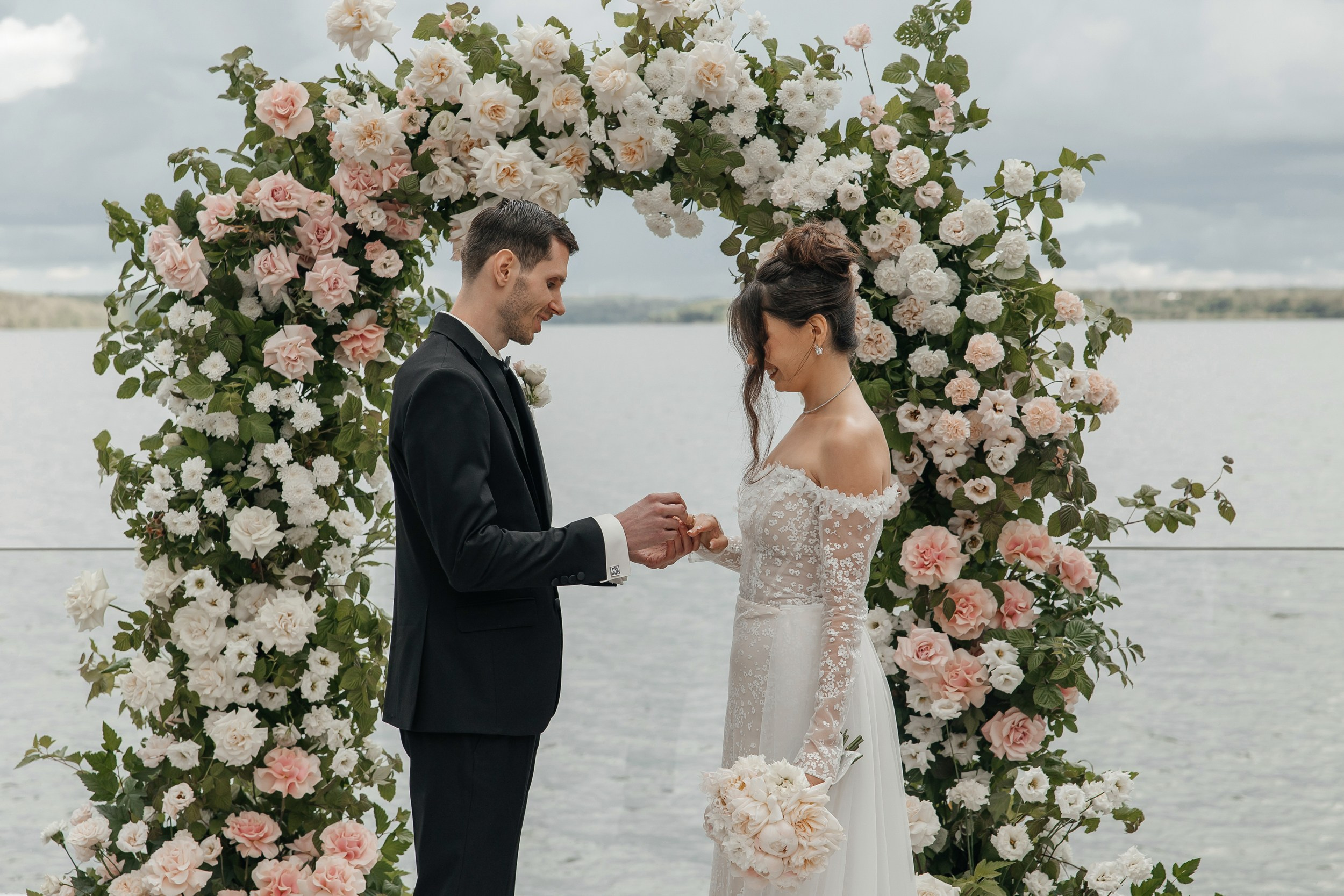 Выездная церемония на площадке THE SUN LAKE VERANDA EVENT на озере Сенеж Солнечногорск