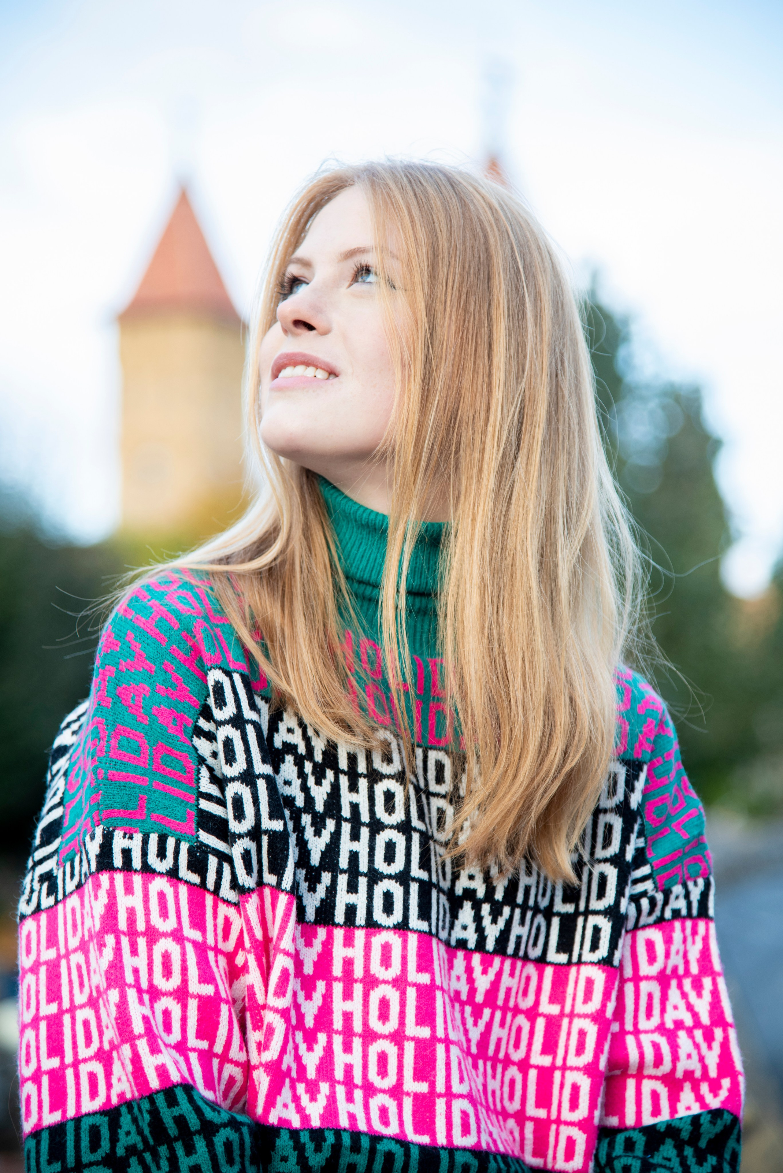 молодая девушка студентка. блондинка. длинные волосы. розово-зелёный свитер. парк Лога . осень