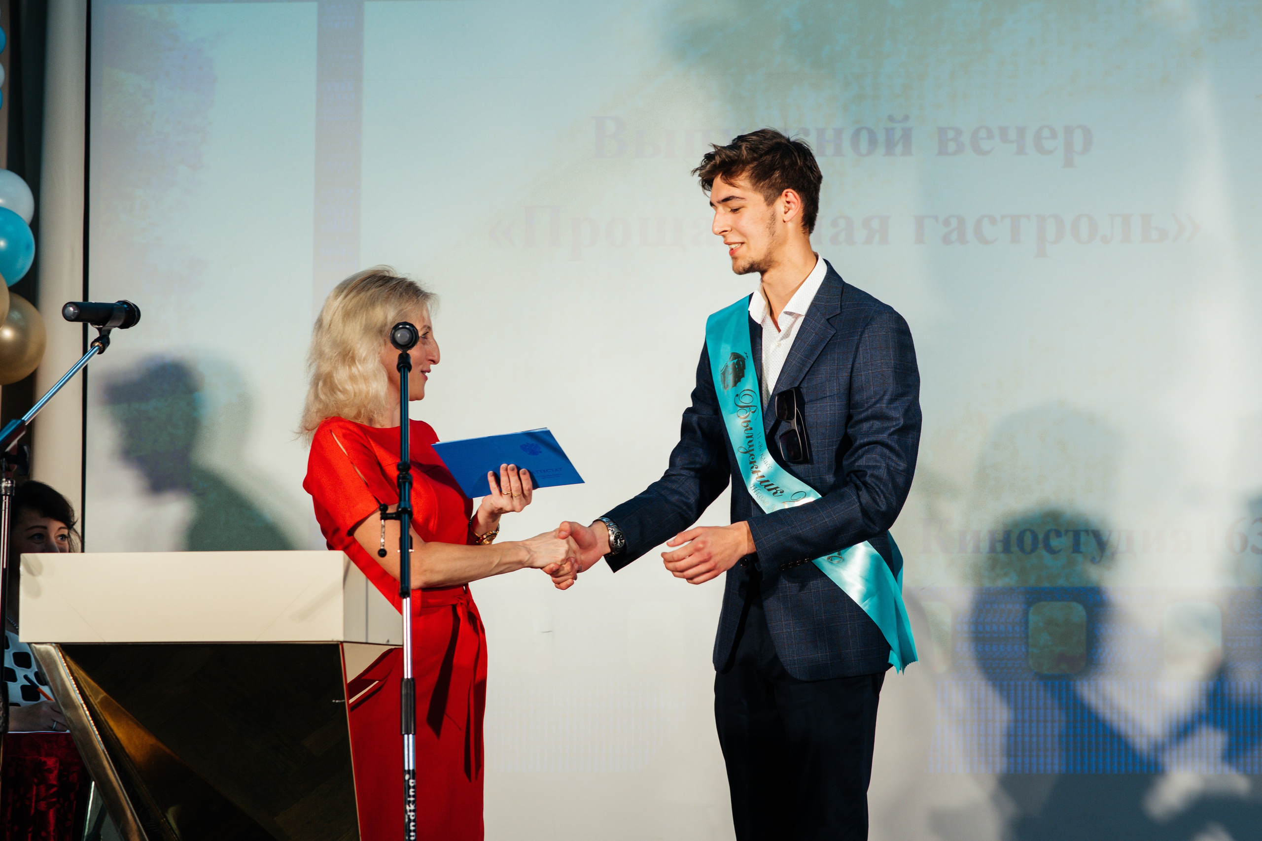 Вручение аттестатов. Выпускные альбомы в Подольске Москве и МО