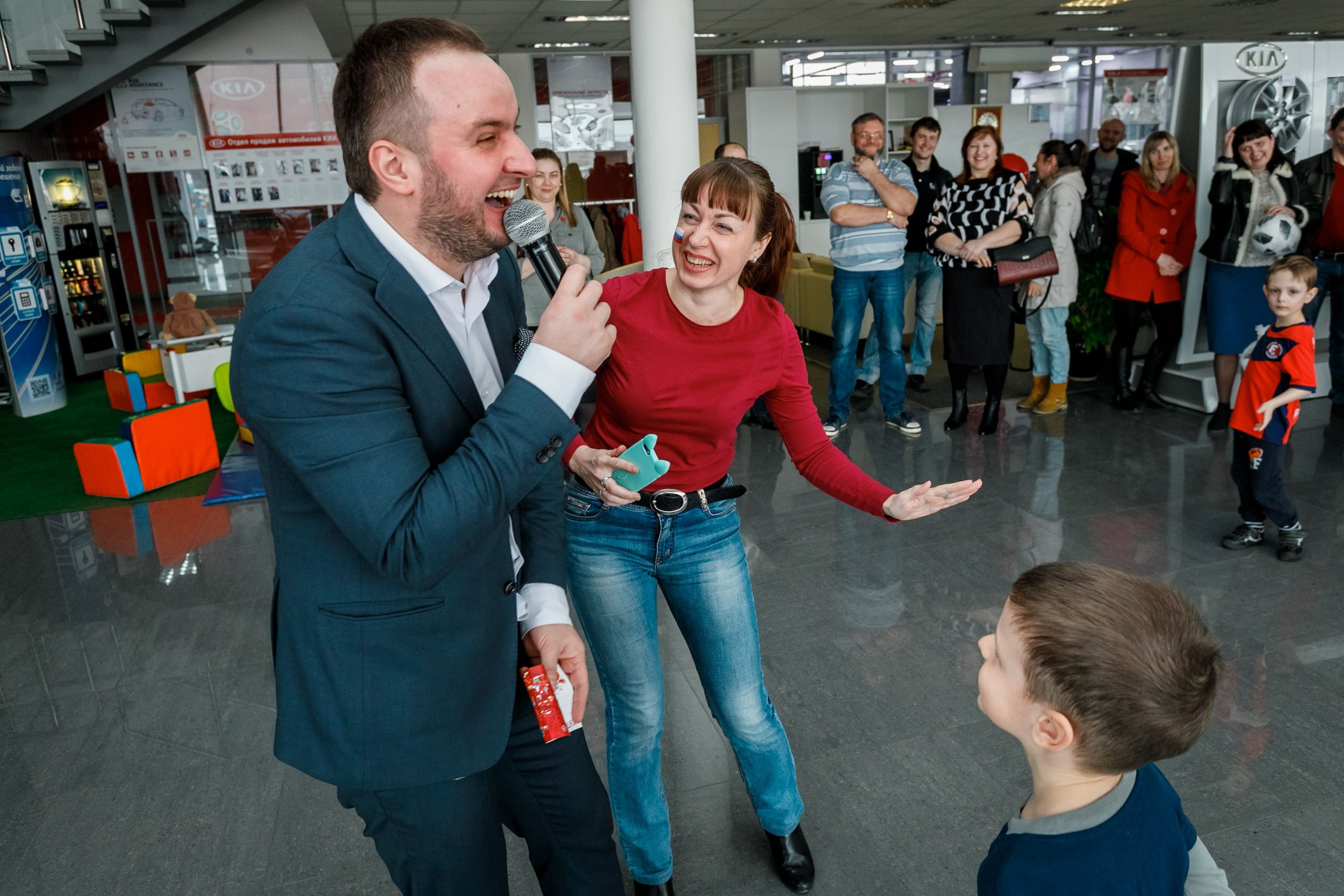 Розыгрыш билетов на ЧМ по футболу FIFA @ Киа Центр. Репортажный фотограф Максим Полянский. Москва, Санкт-Петербург, Красноярск