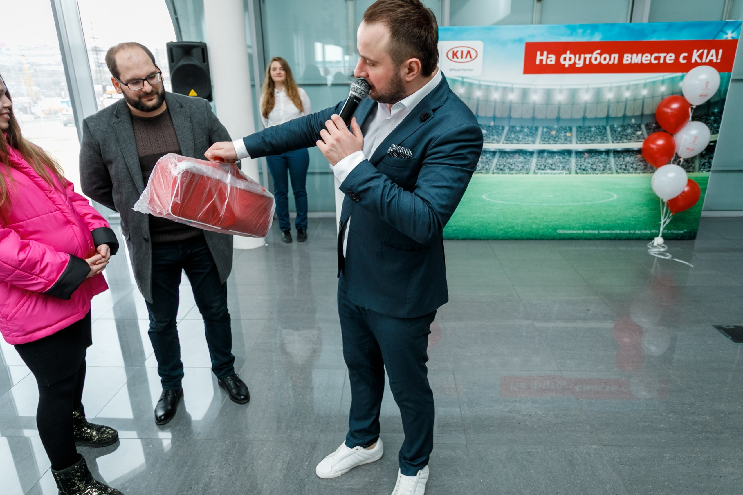 Розыгрыш билетов на ЧМ по футболу FIFA @ Киа Центр. Репортажный фотограф Максим Полянский. Москва, Санкт-Петербург, Красноярск