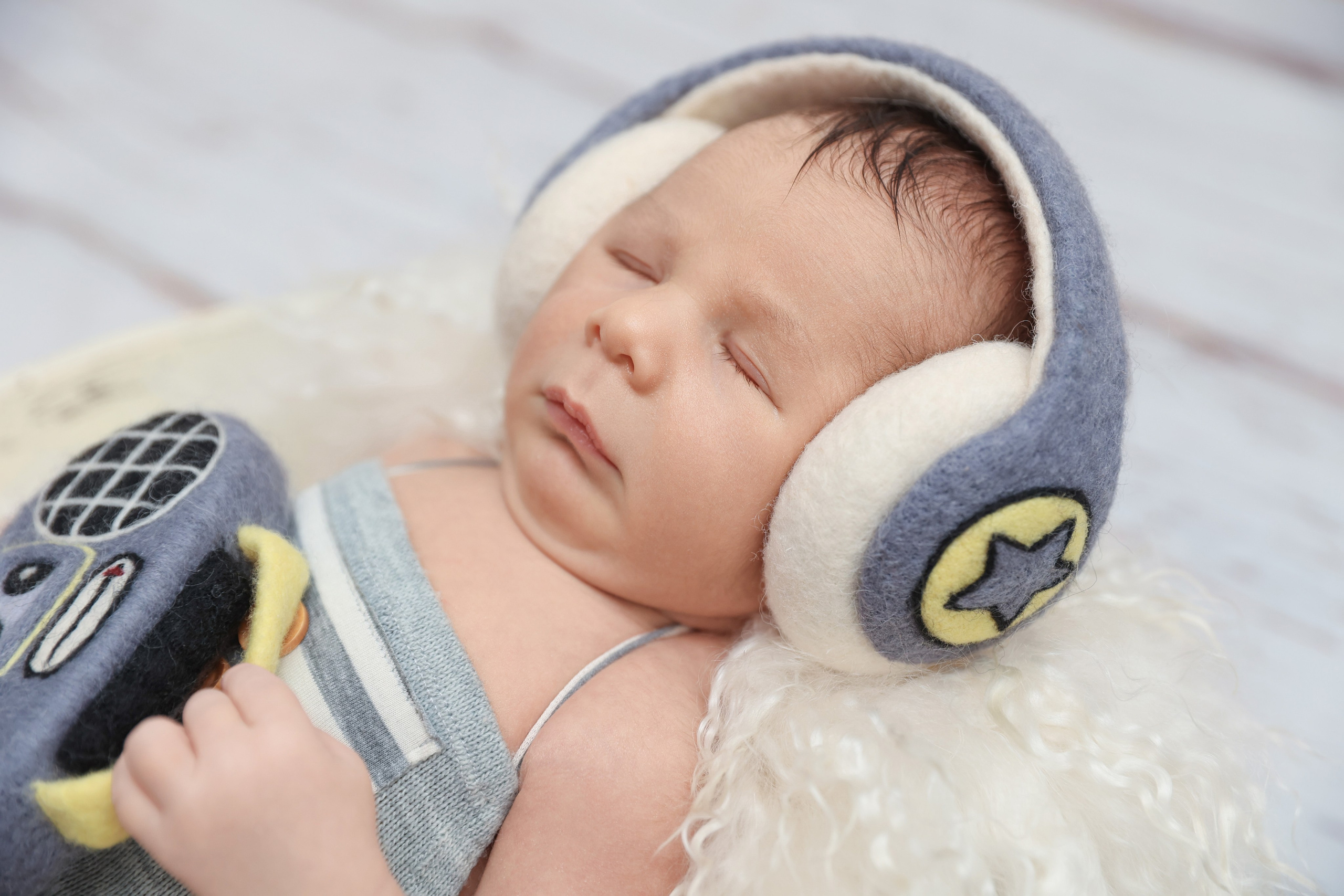 Илья. Здравствуйте, меня зовут Яна Страшкевич. Я фотограф новорождённых из Санкт-Петербурга