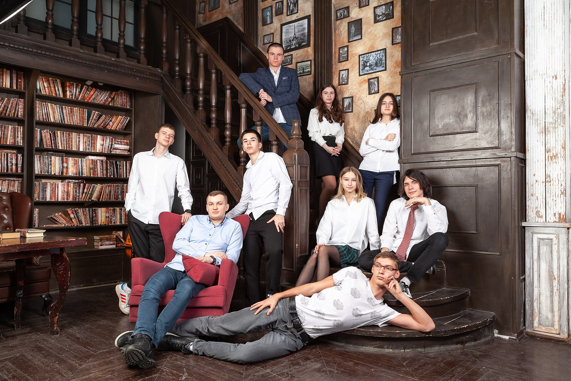 Групповое фото выпускников 11-го класса в библиотеке