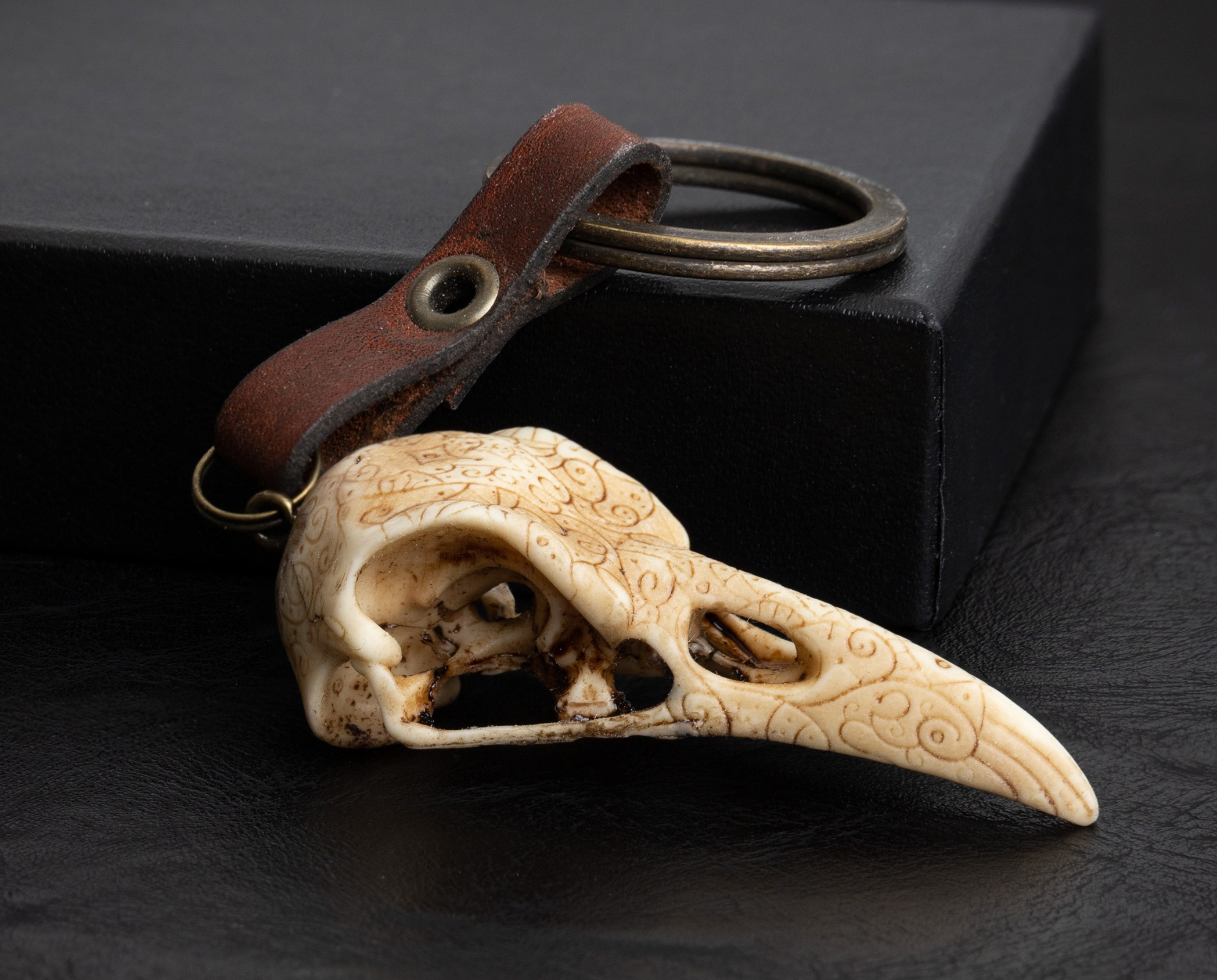 Череп ворона с бронзовым кольцом для ключей | Съемка для Wildberries