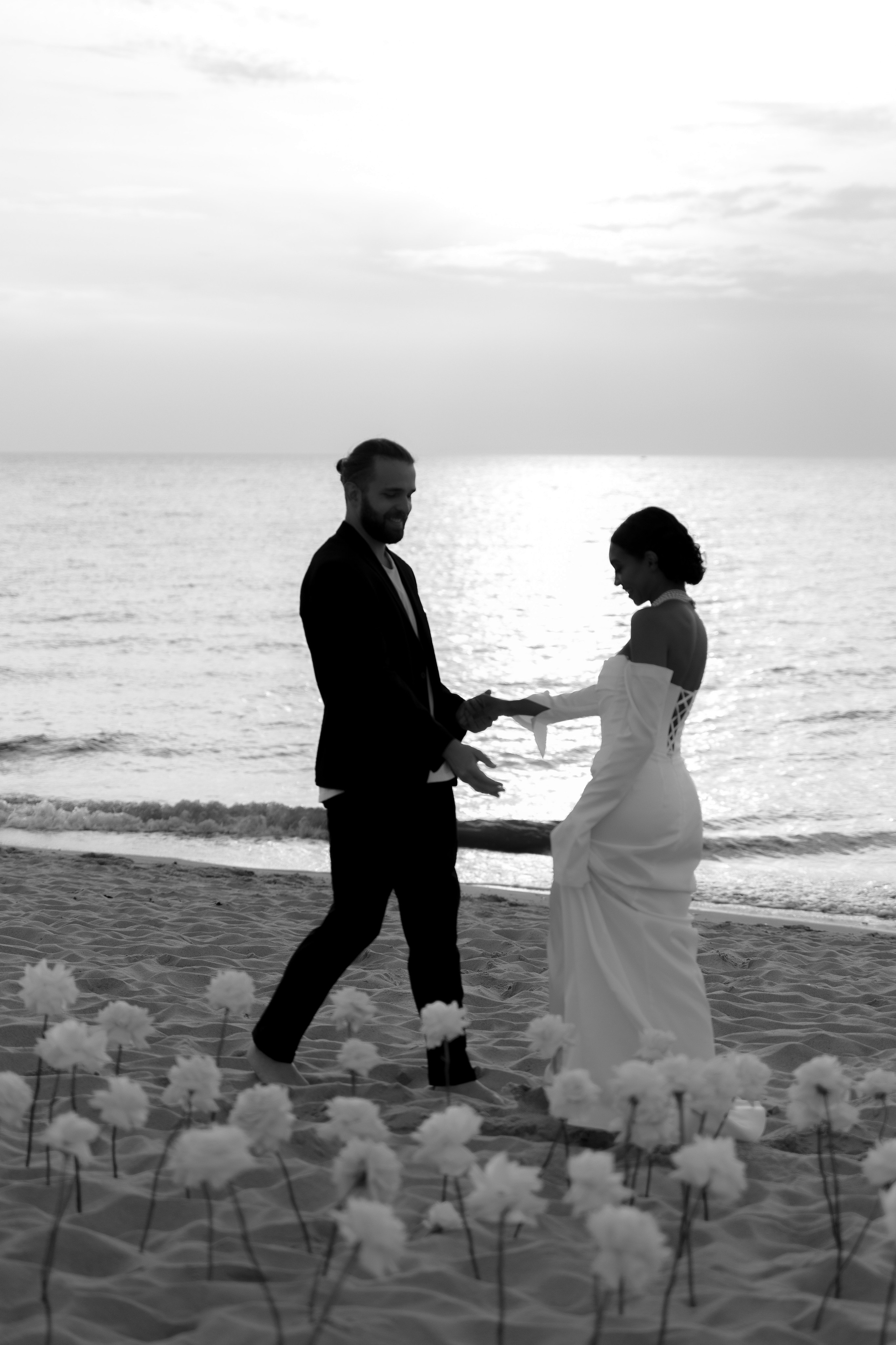 Выездная регистрация на море с белыми розами. Свадебный фотограф Калининград