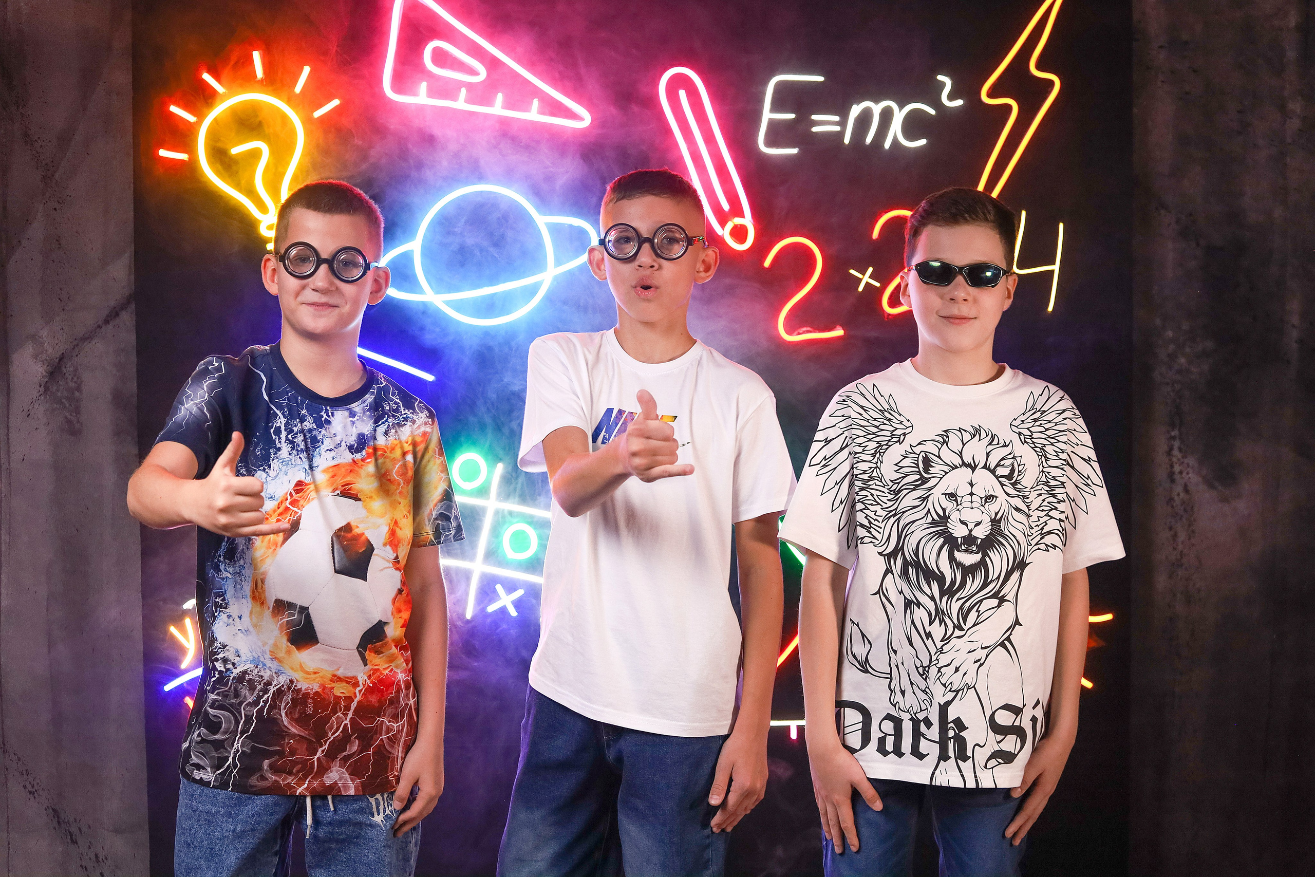 Выпускной альбом "Неон". Выпускные альбомы в Тюмени для школ, садов, вузов спортивных секций