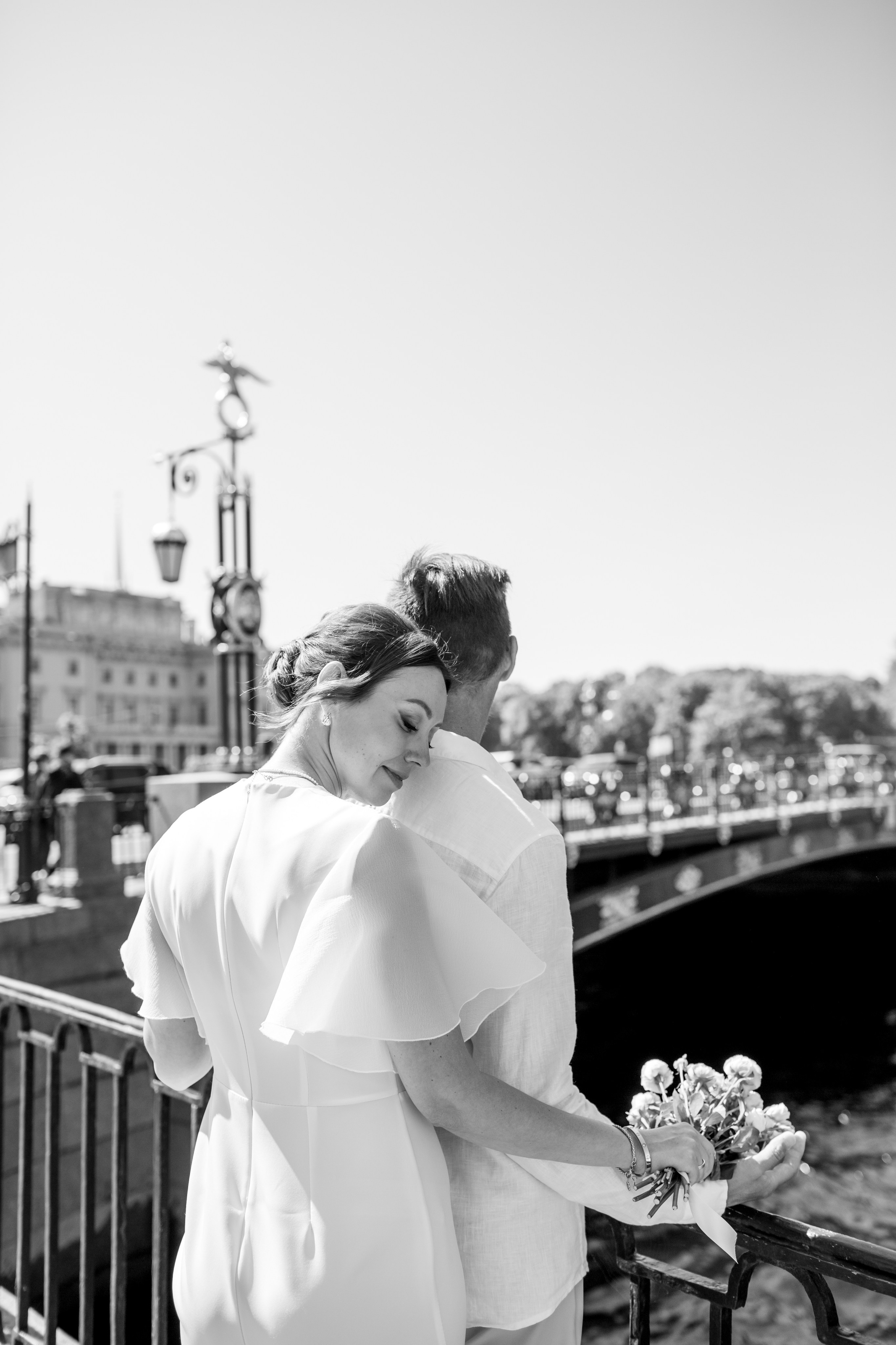 невеста и жених у воды, набережная Фонтанки, свадебная фотосессия