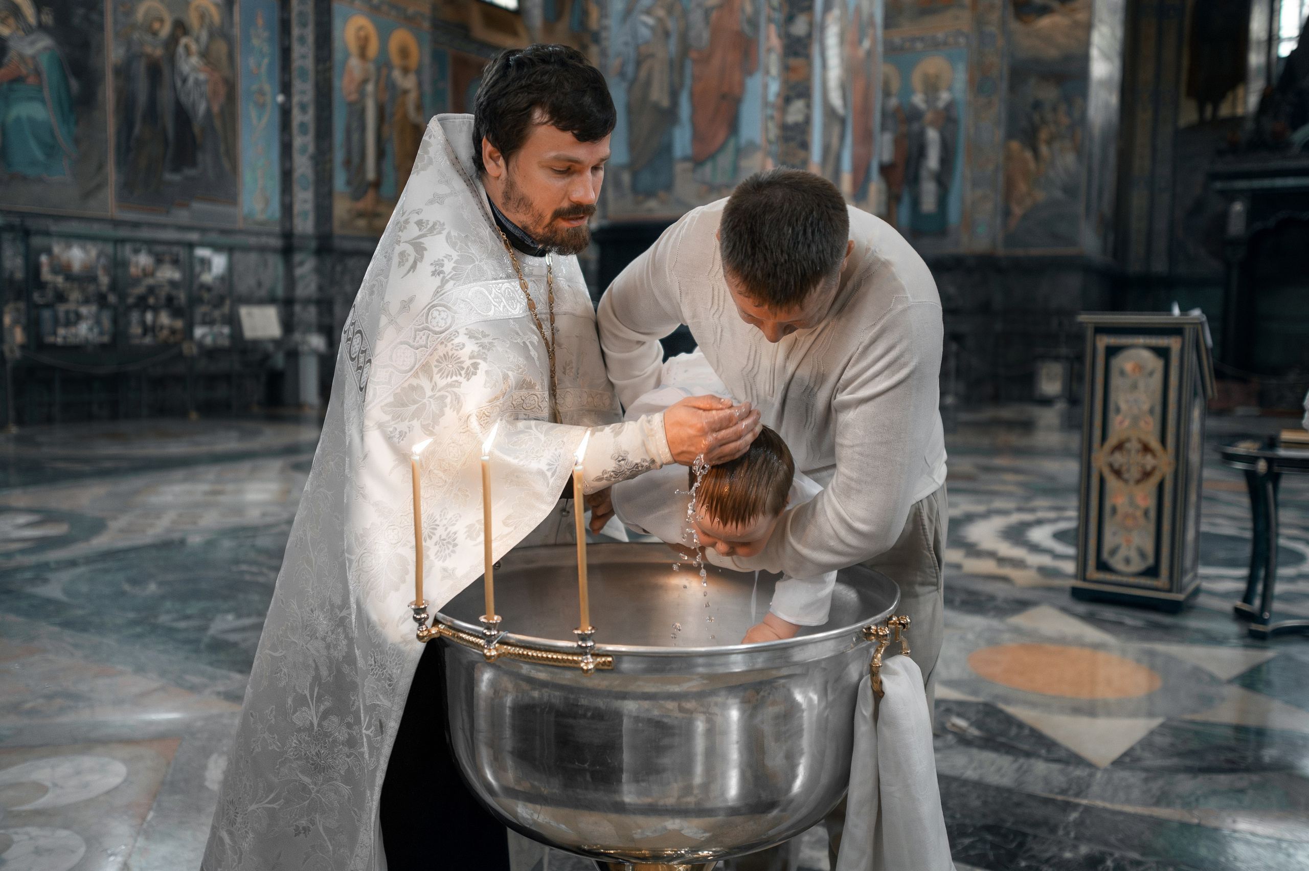 Таинство крещения в Спасе на Крови. Фотограф на крещение и венчание, семейный фотограф в Санкт-Петербурге