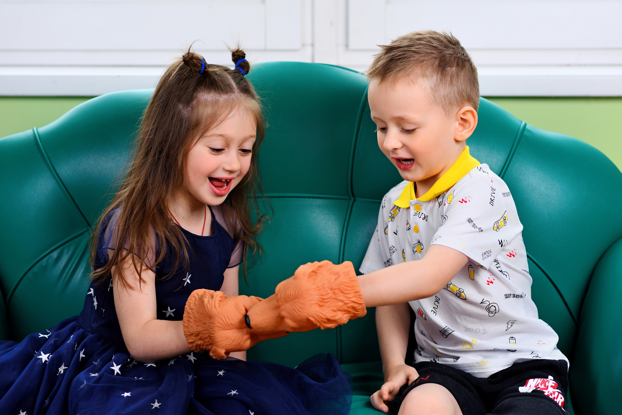 Мальчик и девочка в детском саду играют в собак.