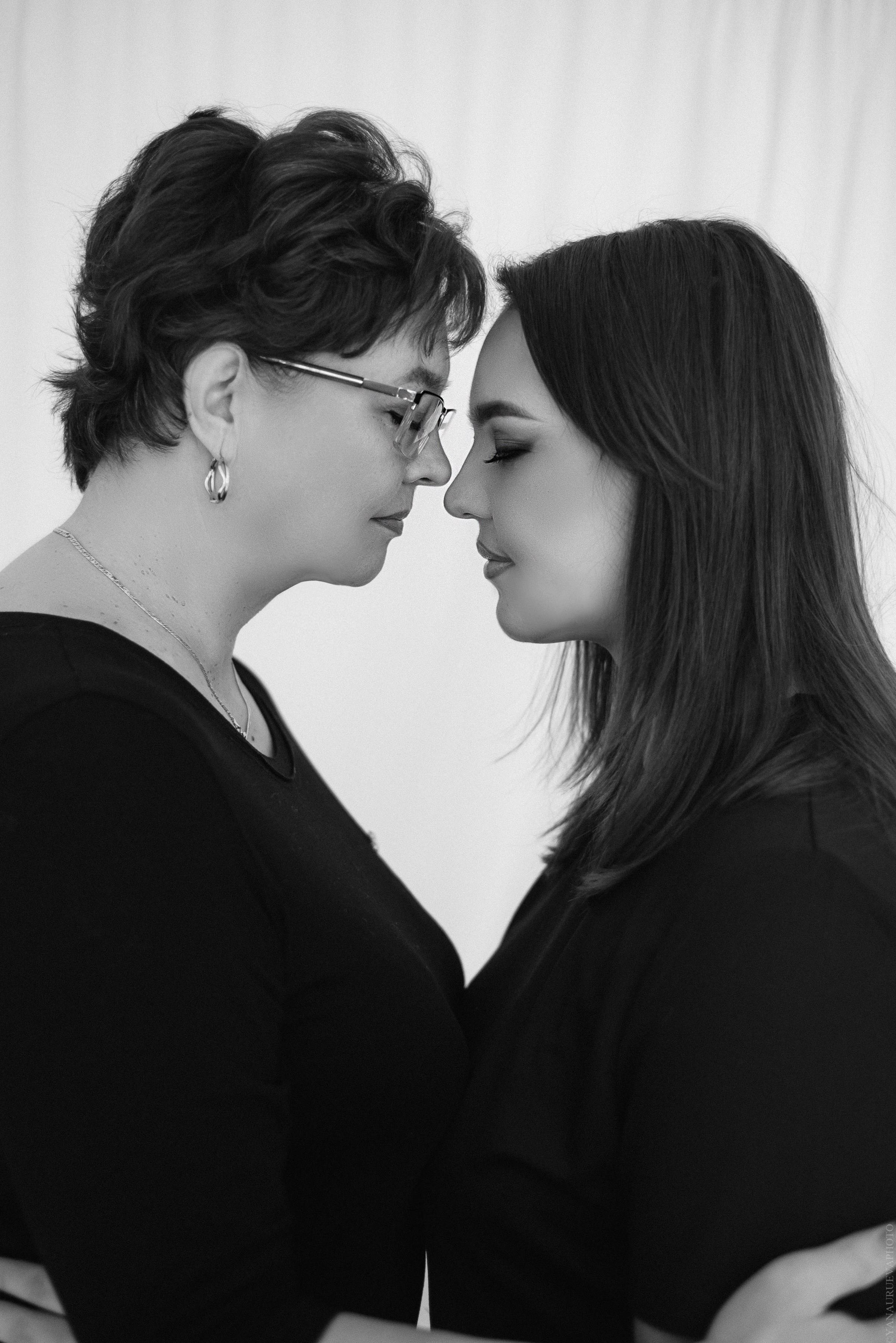 Мать и дочь черно-белое фото