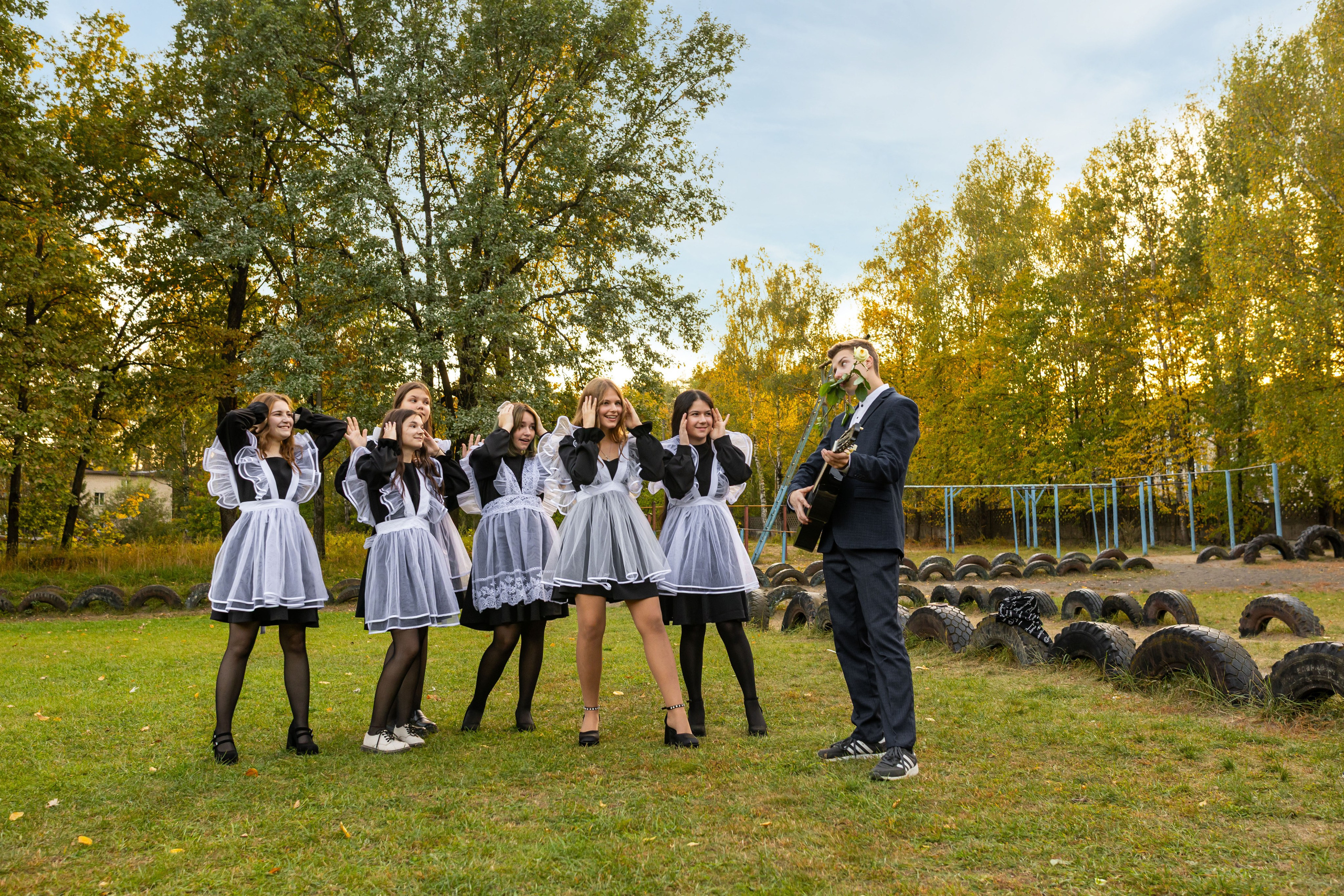 Осенняя фотосессия у школы с учителем. Семейный и детский фотограф Анна Петракова