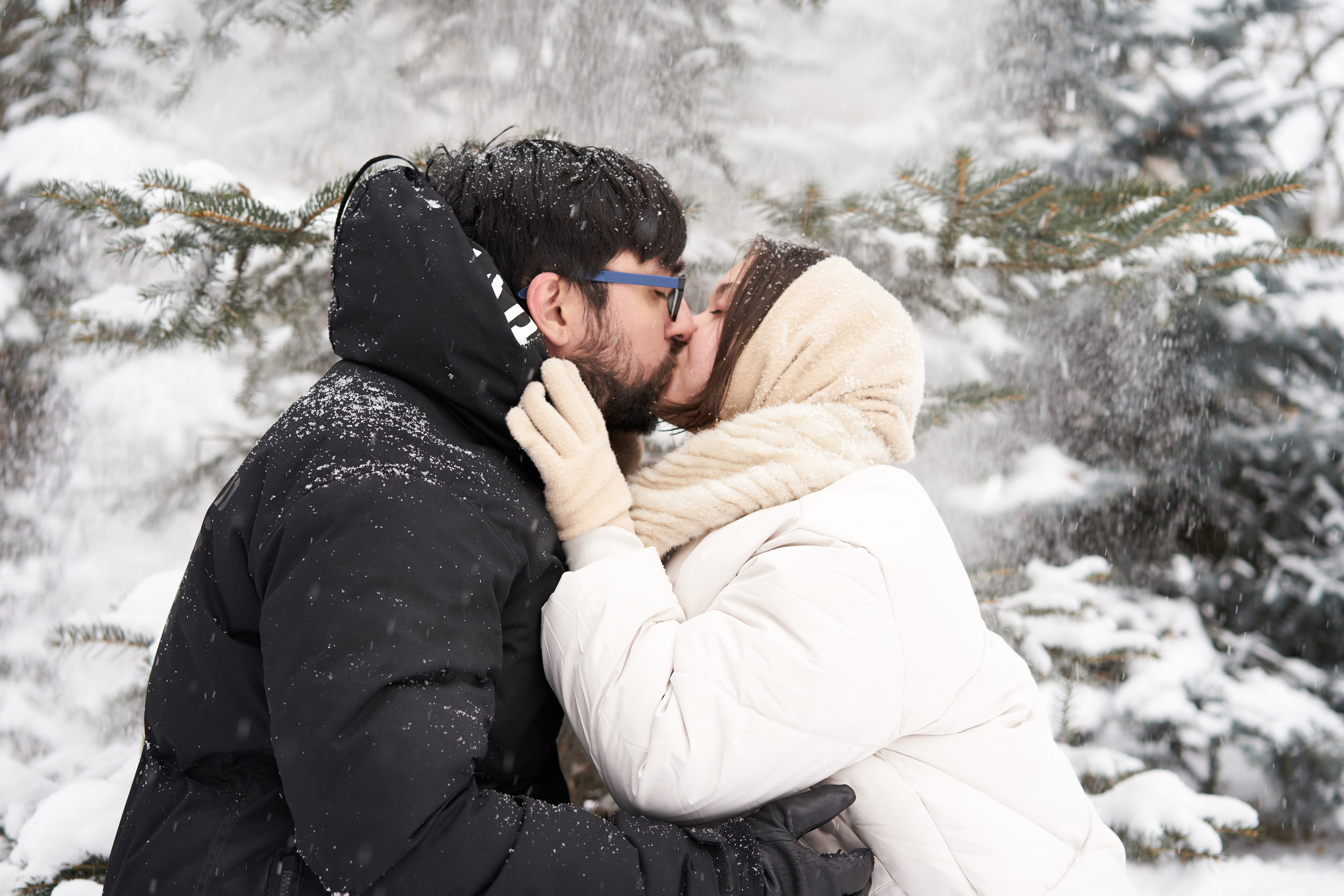 Зимняя фотосессия влюбленных в парке. Фотограф Екатеринбург Кокшарова Александра