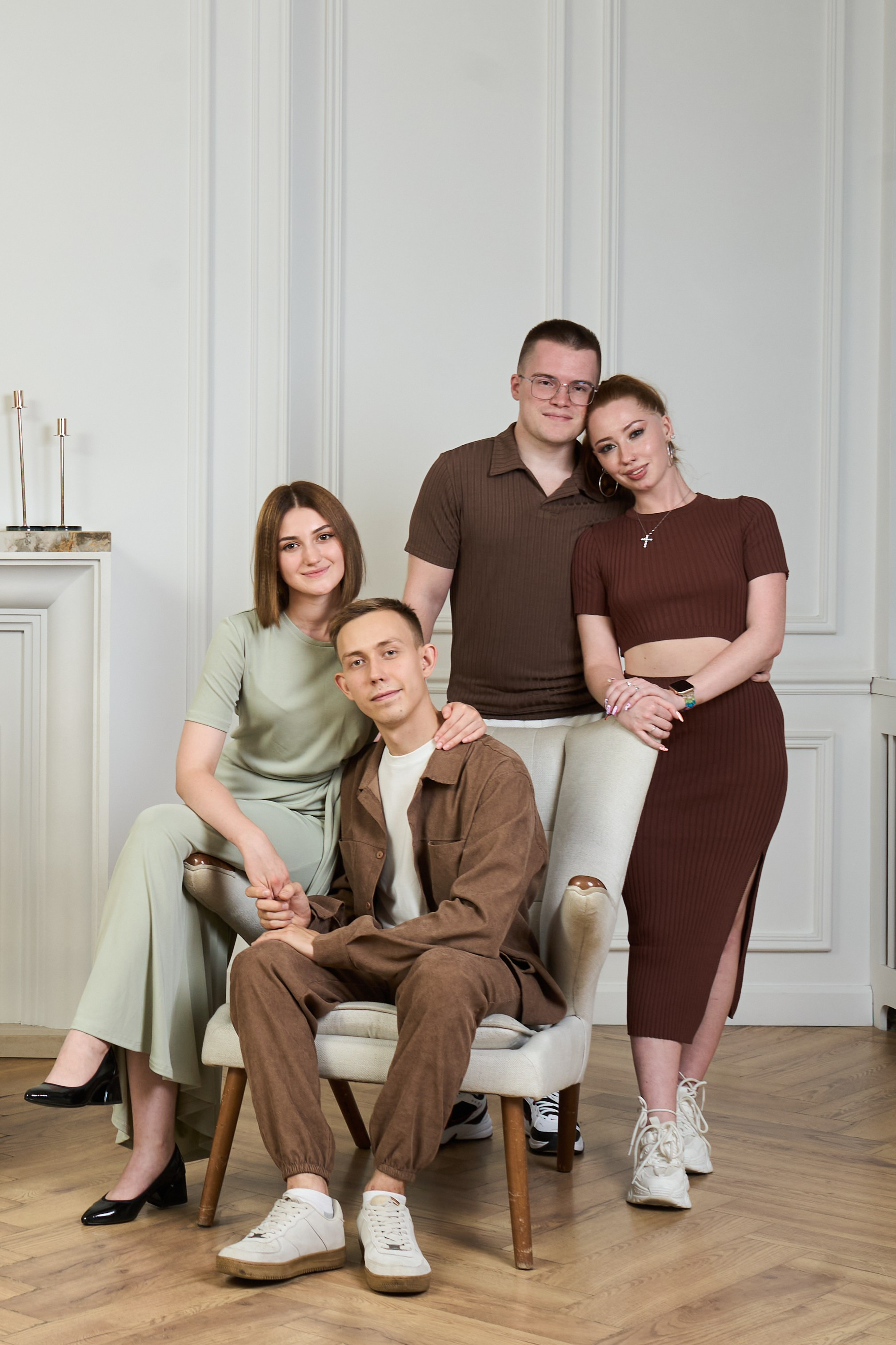 Портретная съемка большой семьи с искусственным светом в студии. Фотограф Екатеринбург Кокшарова Александра