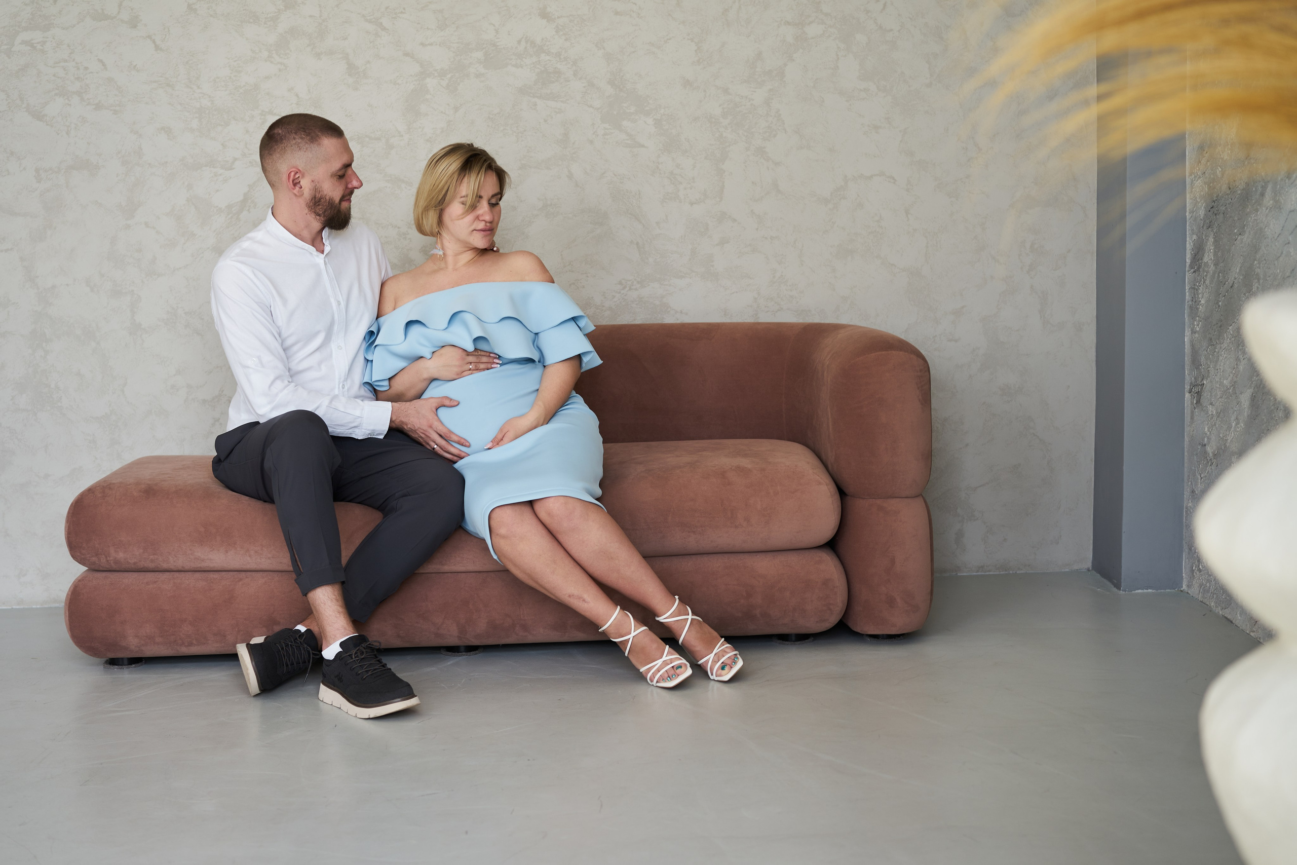 Беременность съемка пары в студии. Фотограф Екатеринбург Кокшарова Александра