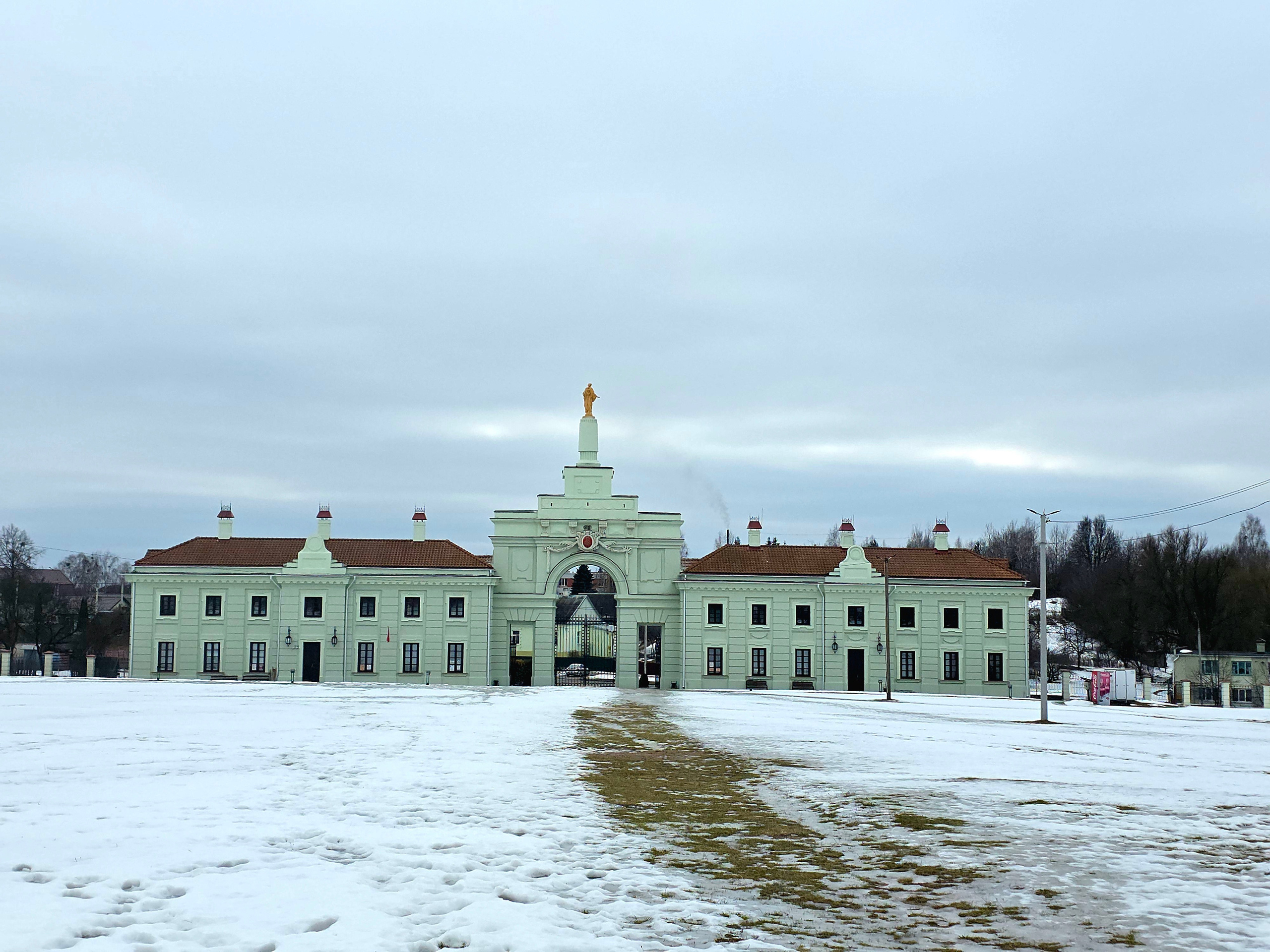Въездная группа. На поляне в центре усадьбы был фонтан