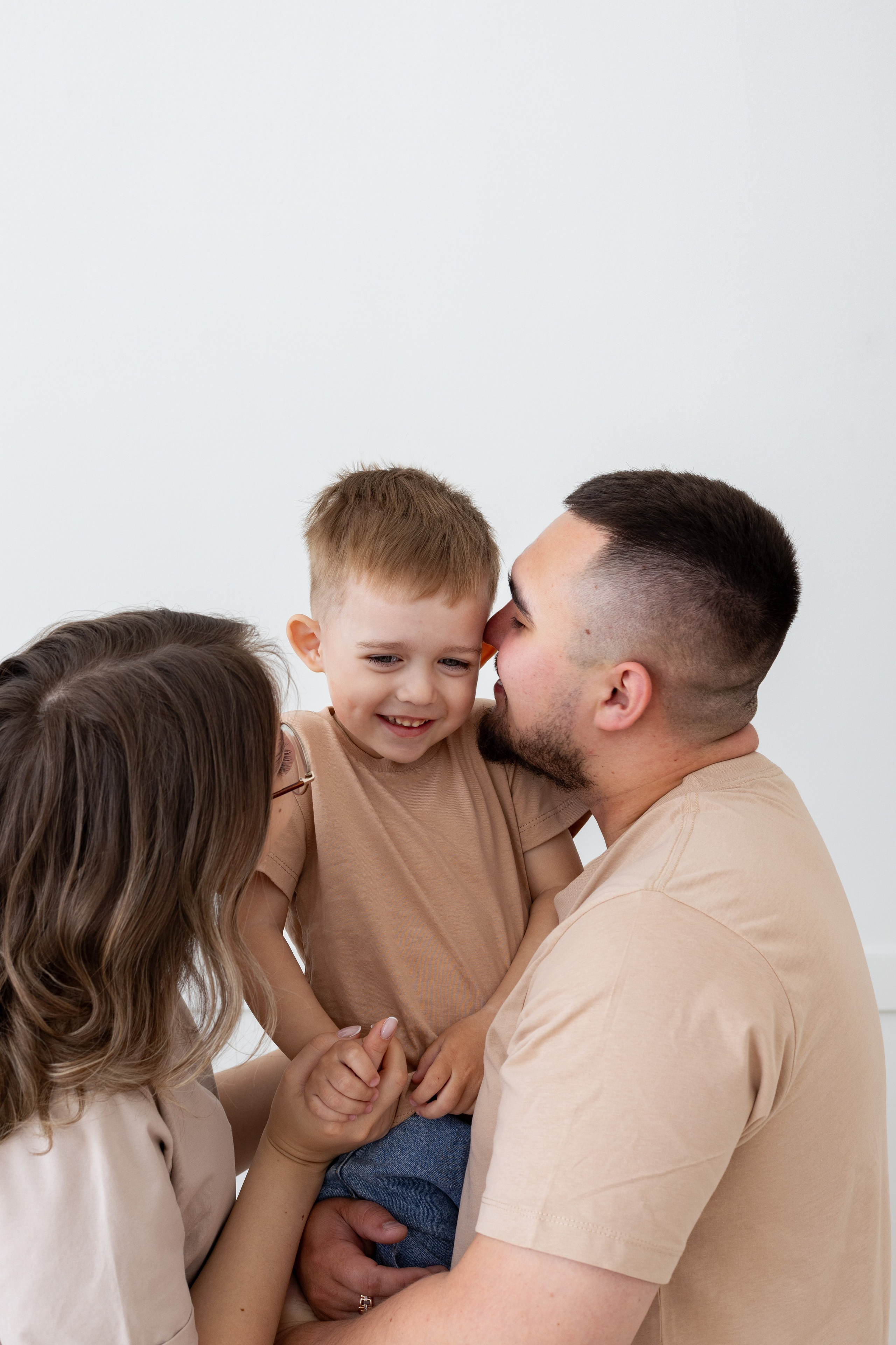 Семейная фотосессия в студии (Михаил, Крестина и Макар). Женский фотограф в Орске Новотроицке Динара Долганова