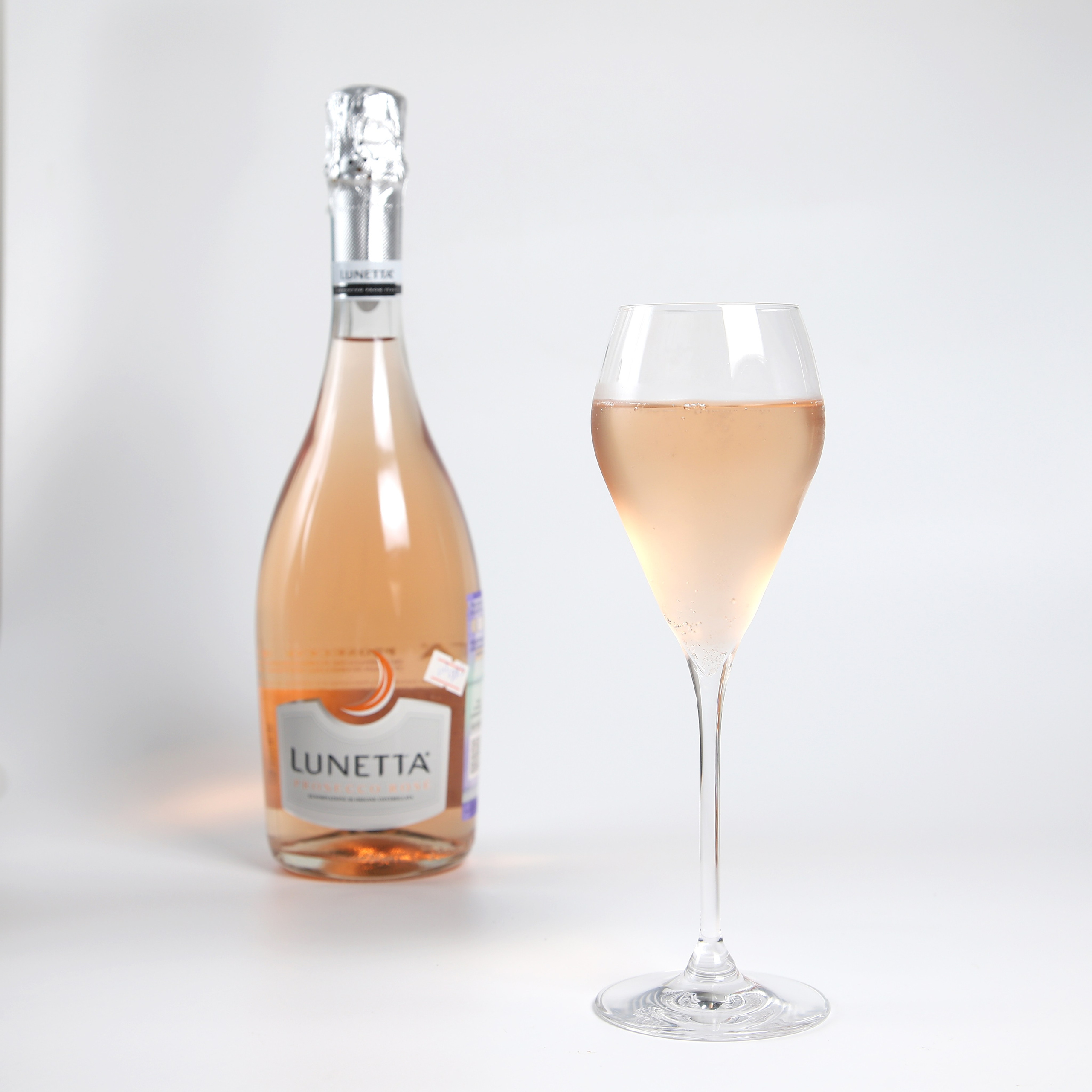 Фуд-фотография игристого вина Lunetta Rose и бокала.