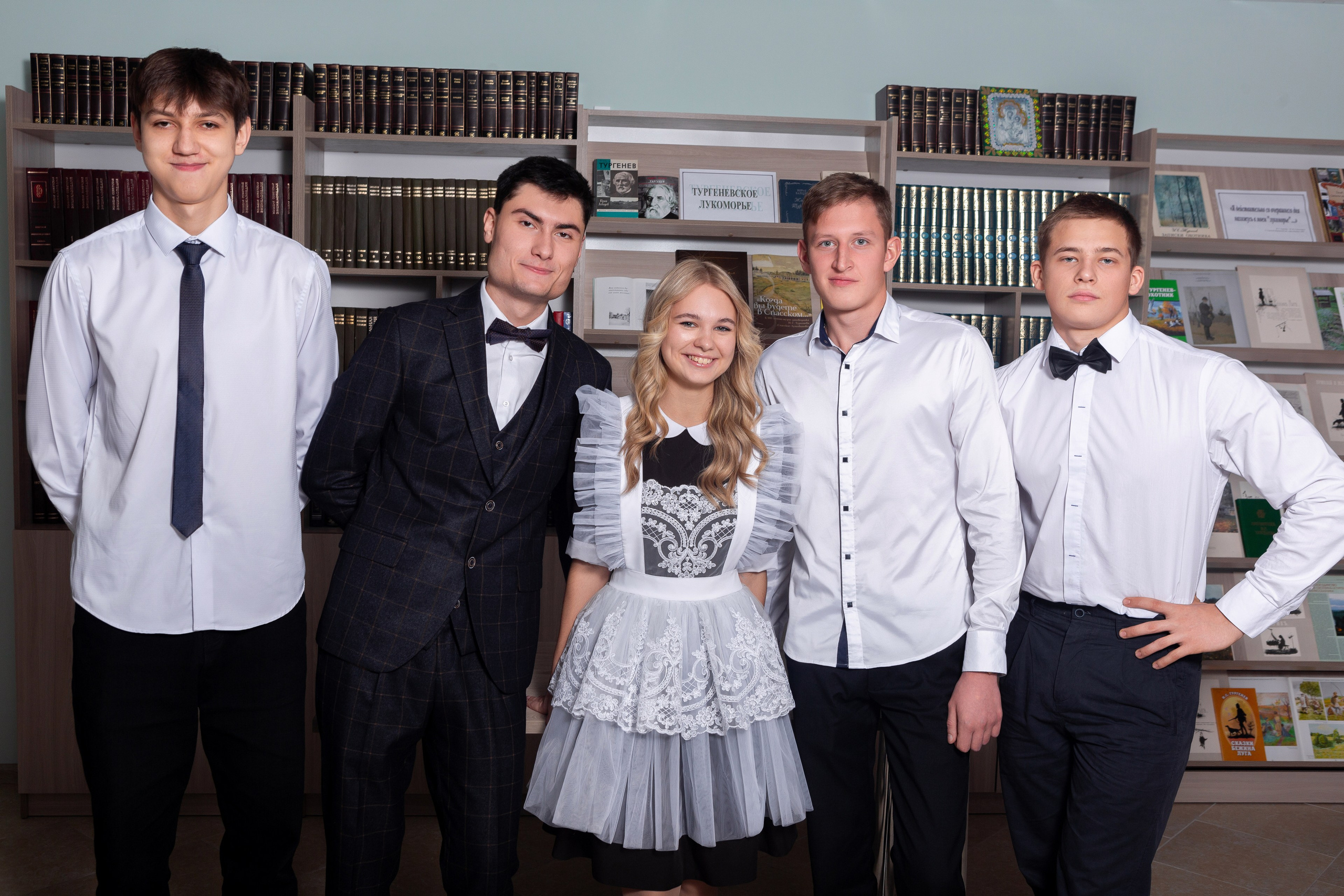 Фотосессия в Библиотеке для Учеников 11 Классов | Твой выпускной Альбом Мценск. ТВОЙ АЛЬБОМ / ТВОИ ПРАВИЛА