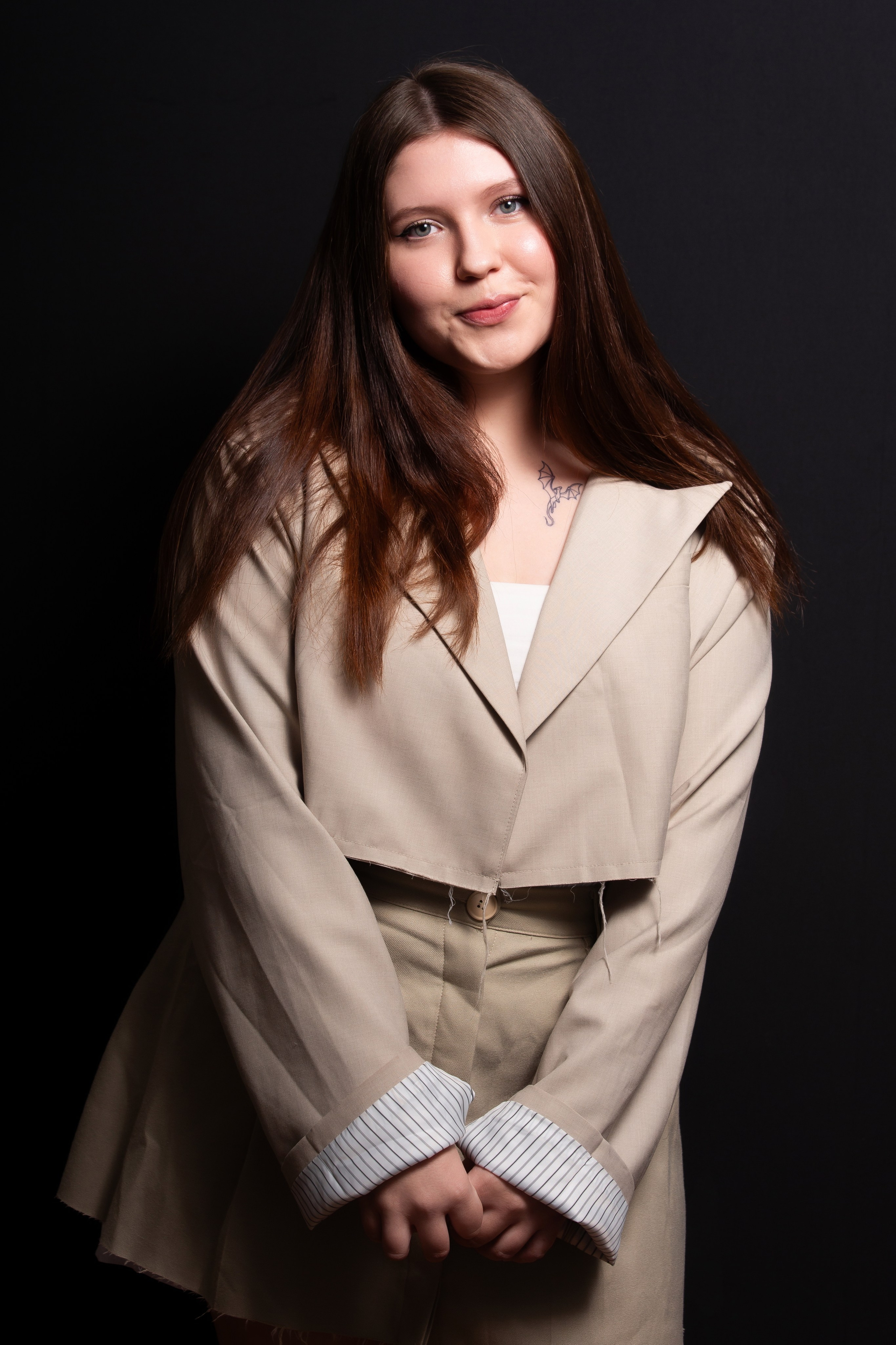 Портретная фотосессия для учеников 9 класса на чёрном фоне | Школьный фотограф Николай Богатырёв | Твой альбом / Твои правила. ТВОЙ АЛЬБОМ / ТВОИ ПРАВИЛА