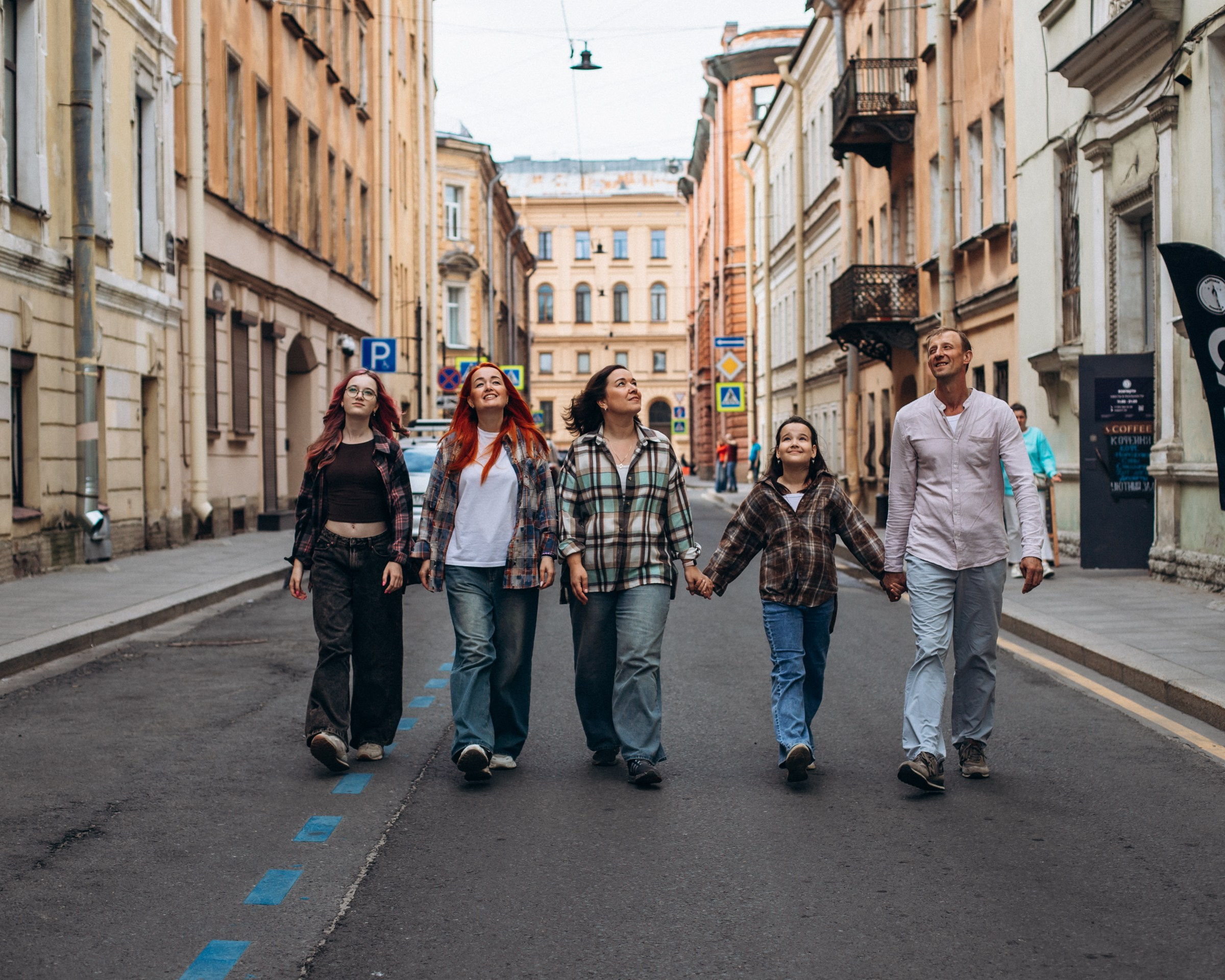 Елена с семьей в июне. Фотопрогулка в Петербурге. Индивидуальный и семейный фотограф в Санкт-Петербурге