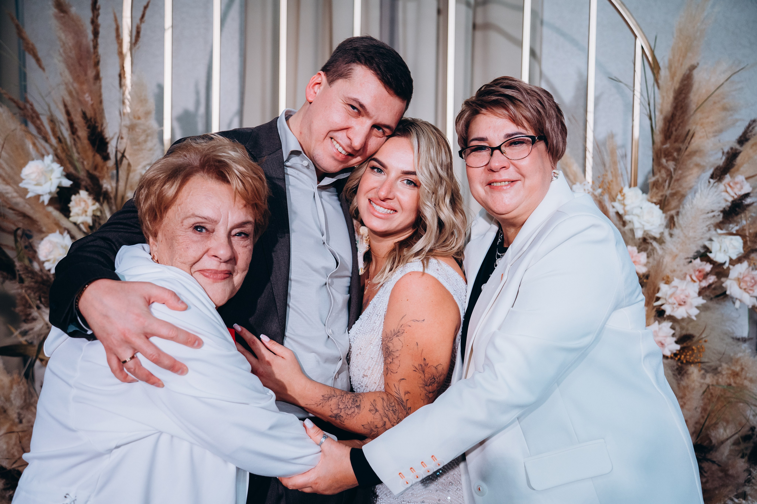 Родители поздравляют молодоженов — трогательные моменты семейного праздника, запечатленные фотографом в Москве.