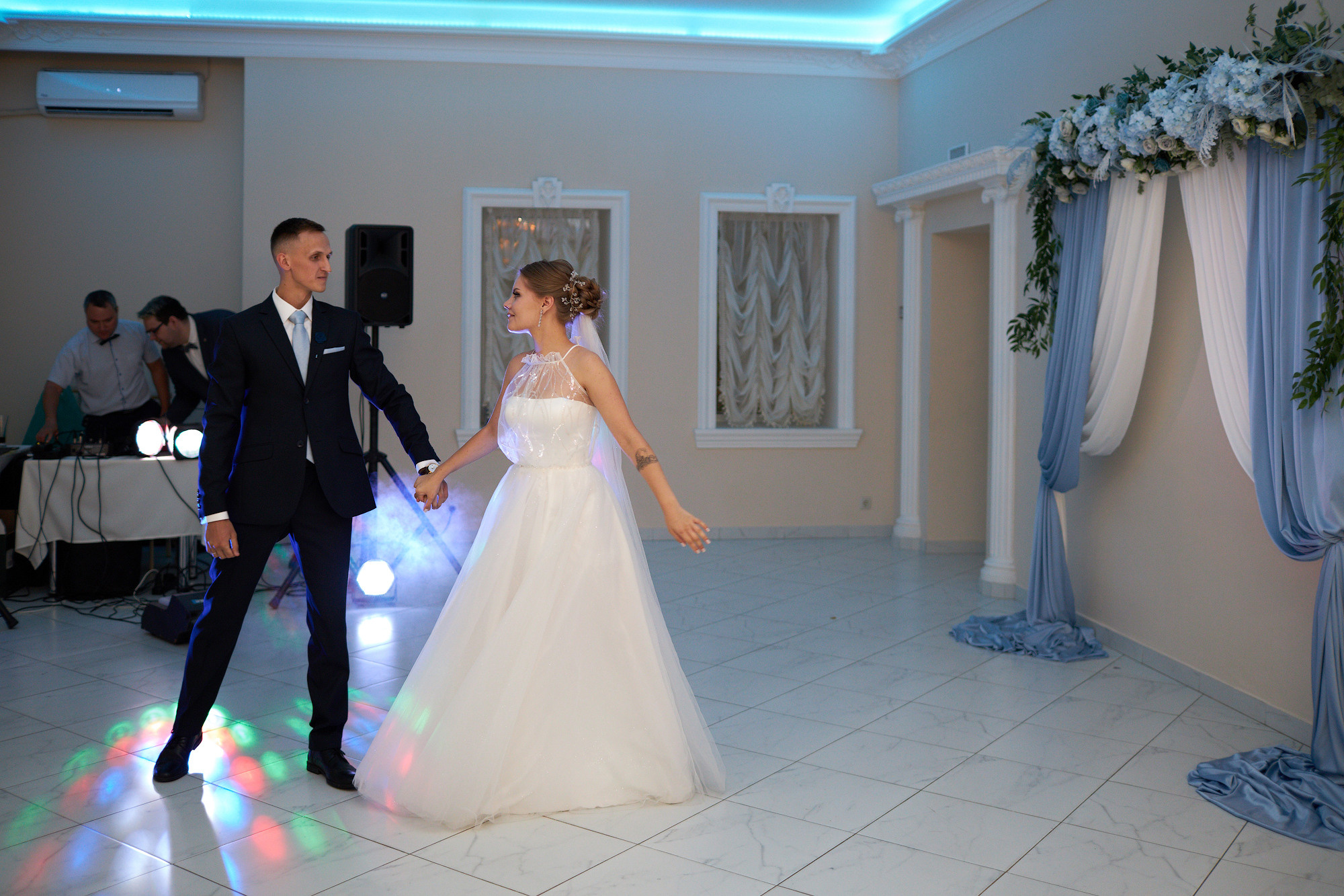 Свадебный день прогулка в сосновом лесу. Банкетный зал Акрополь. Фото видео съёмка в Белой Калитве дуэт Герман и Инна