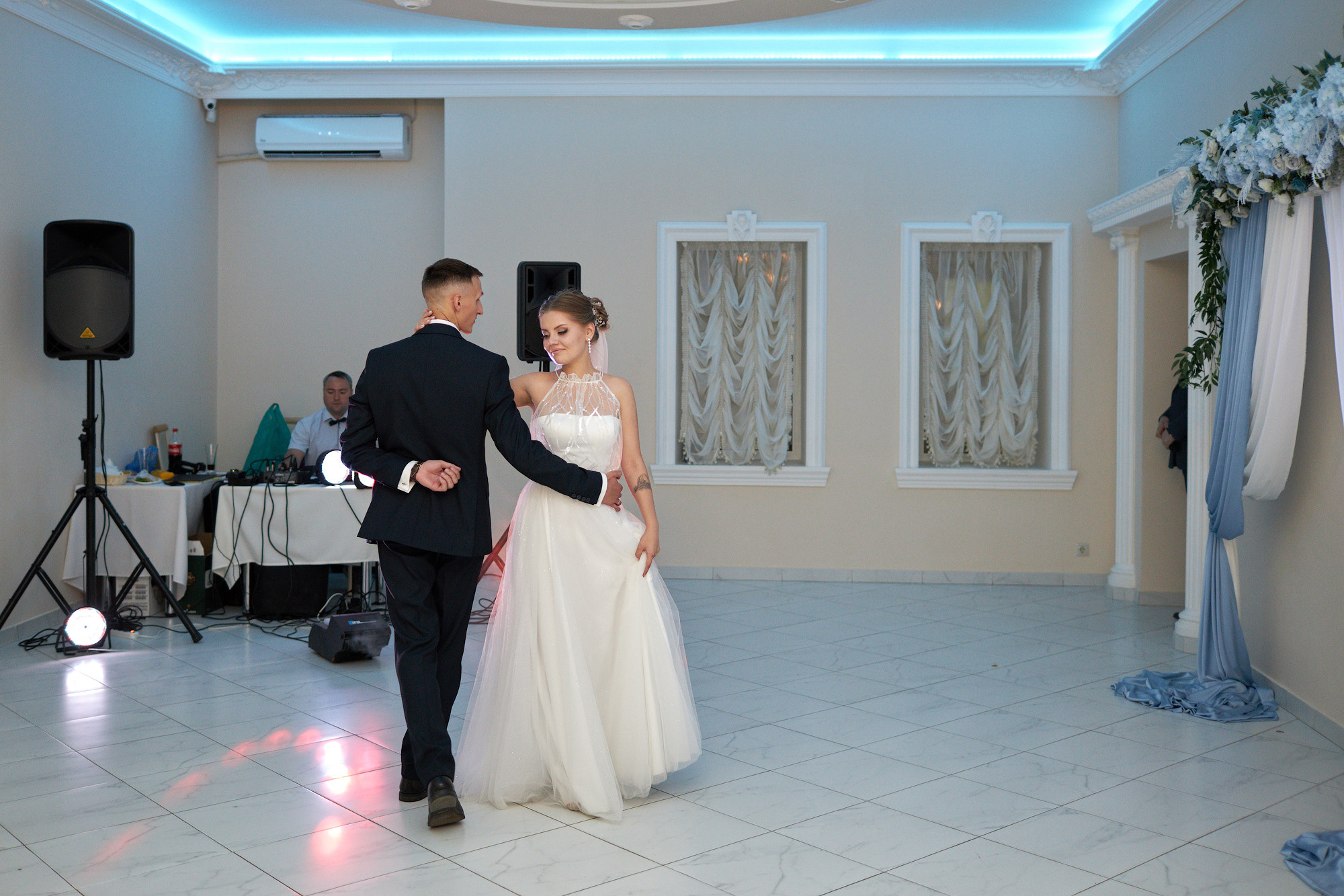 Свадебный день прогулка в сосновом лесу. Банкетный зал Акрополь. Фото видео съёмка в Белой Калитве дуэт Герман и Инна