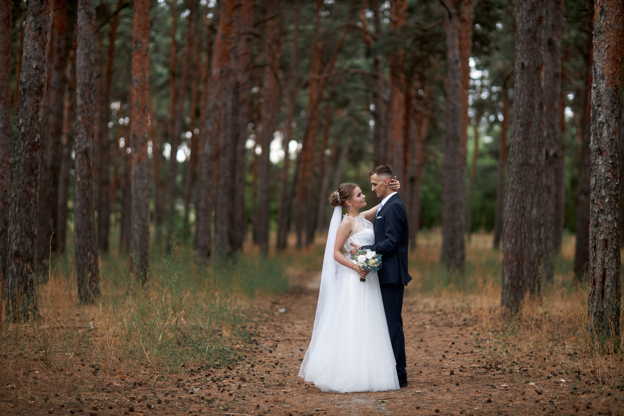 Свадебный день прогулка в сосновом лесу. Банкетный зал Акрополь. Фото видео съёмка в Белой Калитве дуэт Герман и Инна