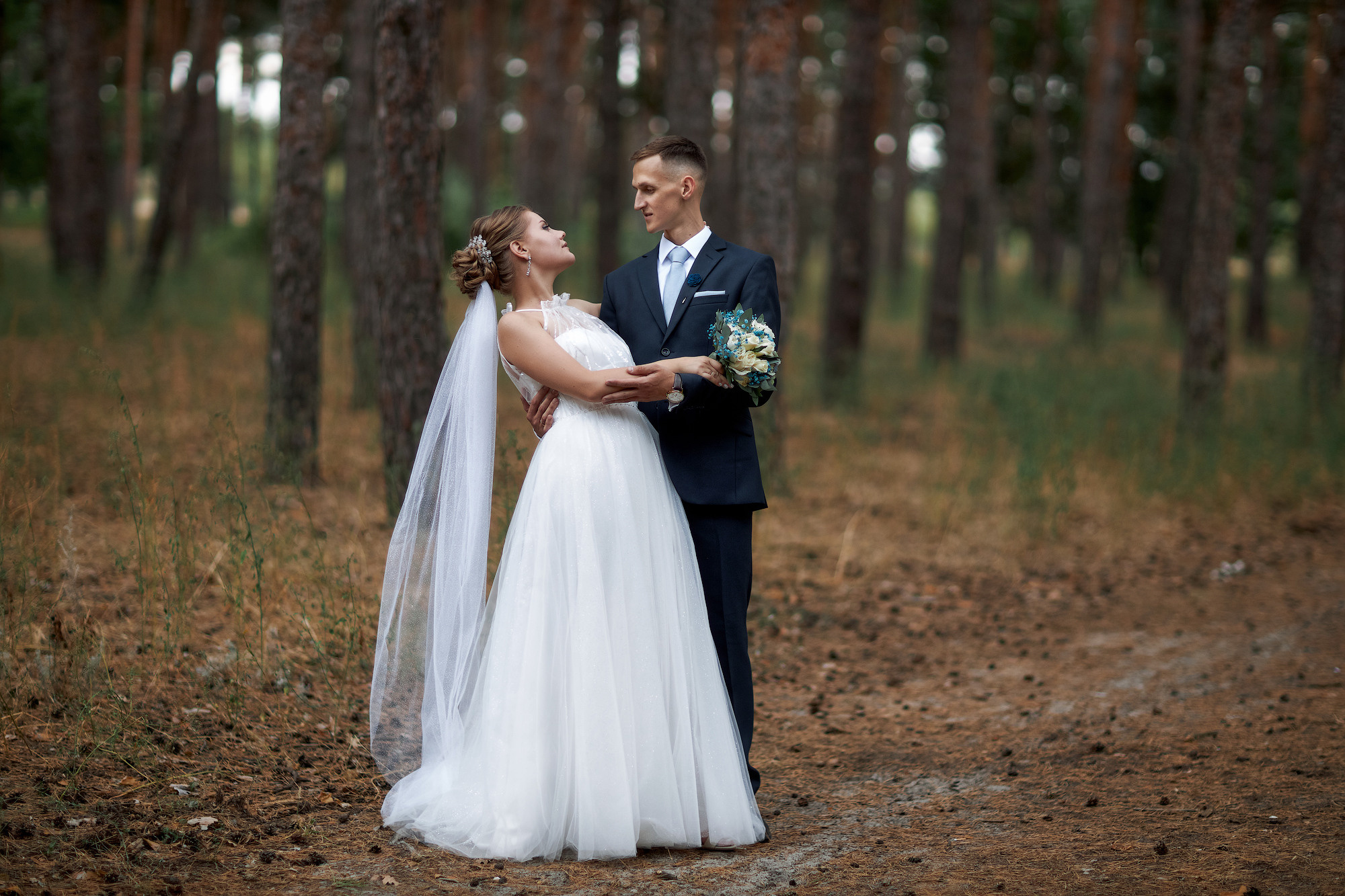Свадебный день прогулка в сосновом лесу. Банкетный зал Акрополь. Фото видео съёмка в Белой Калитве дуэт Герман и Инна