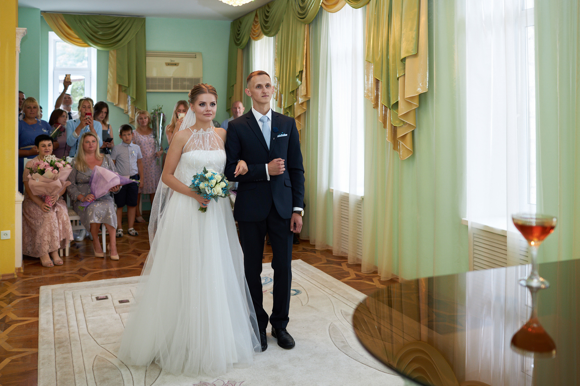 Свадебный день прогулка в сосновом лесу. Банкетный зал Акрополь. Фото видео съёмка в Белой Калитве дуэт Герман и Инна