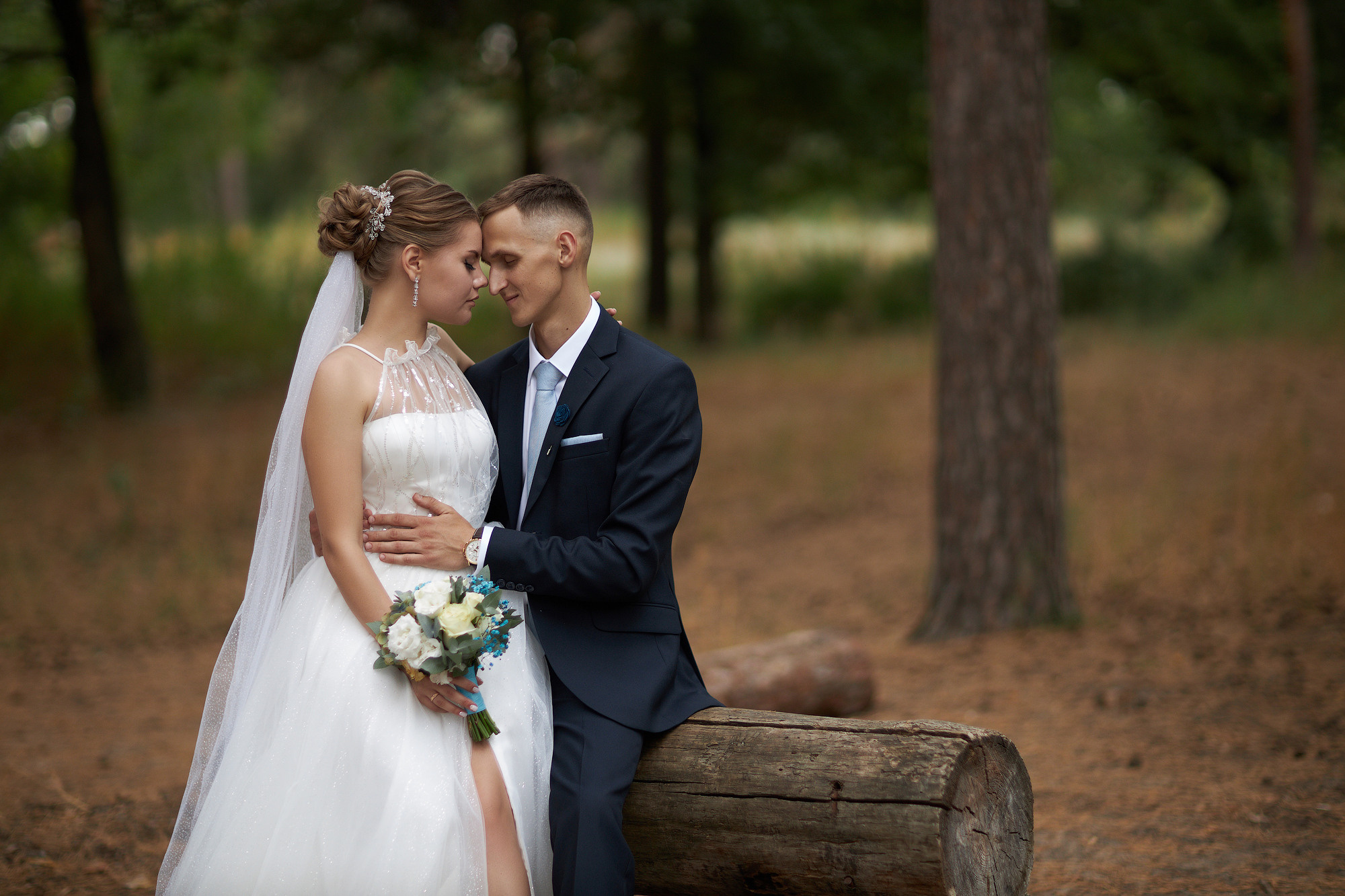 Свадебный день прогулка в сосновом лесу. Банкетный зал Акрополь. Фото видео съёмка в Белой Калитве дуэт Герман и Инна
