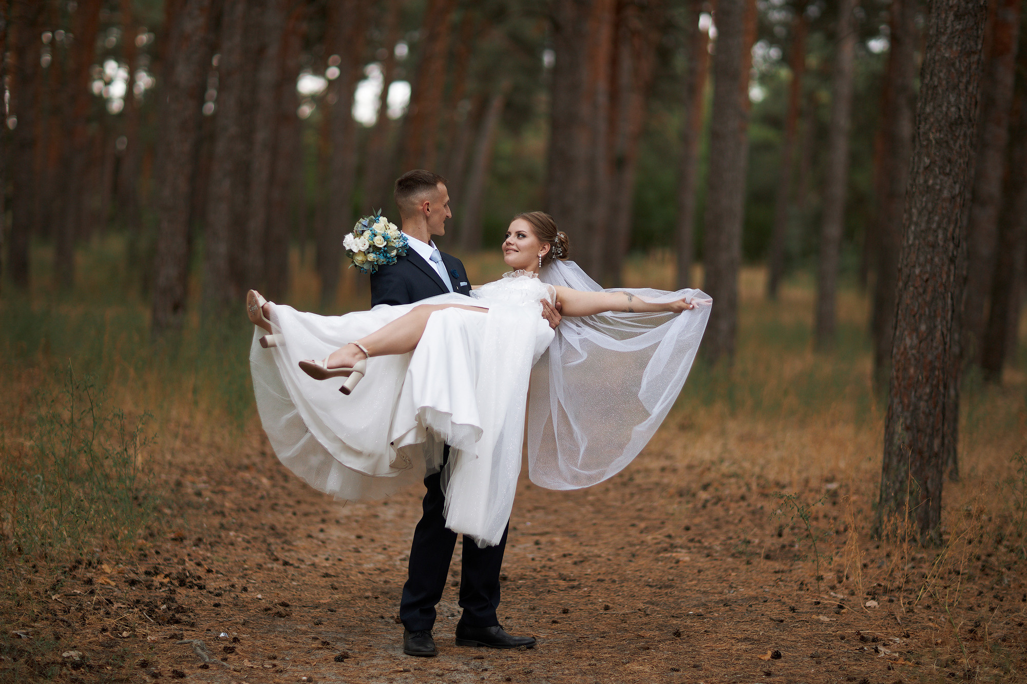 Свадебный день прогулка в сосновом лесу. Банкетный зал Акрополь. Фото видео съёмка в Белой Калитве дуэт Герман и Инна