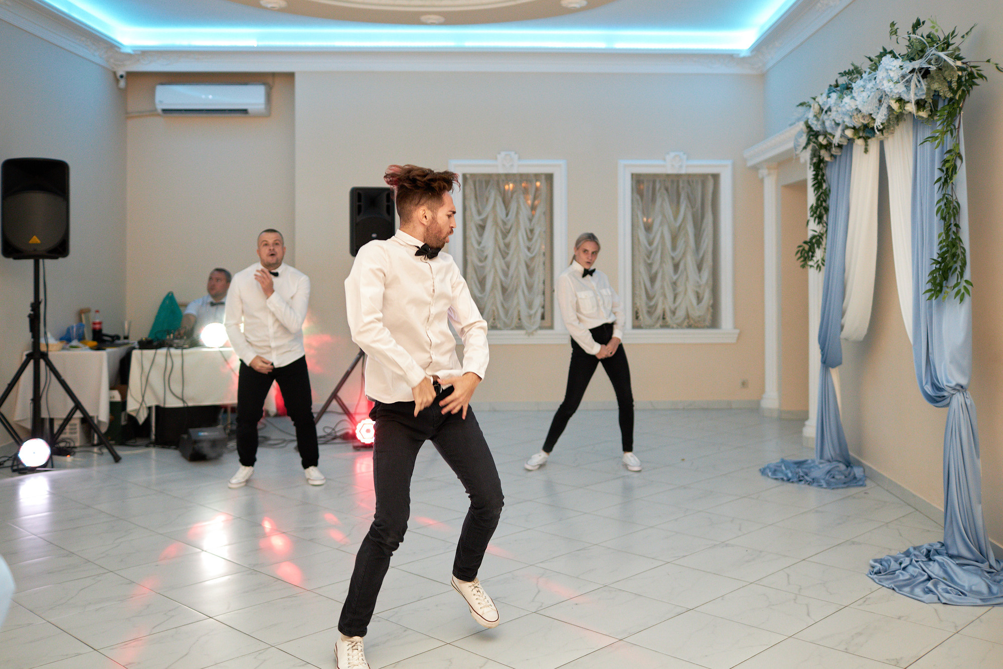 Свадебный день прогулка в сосновом лесу. Банкетный зал Акрополь. Фото видео съёмка в Белой Калитве дуэт Герман и Инна