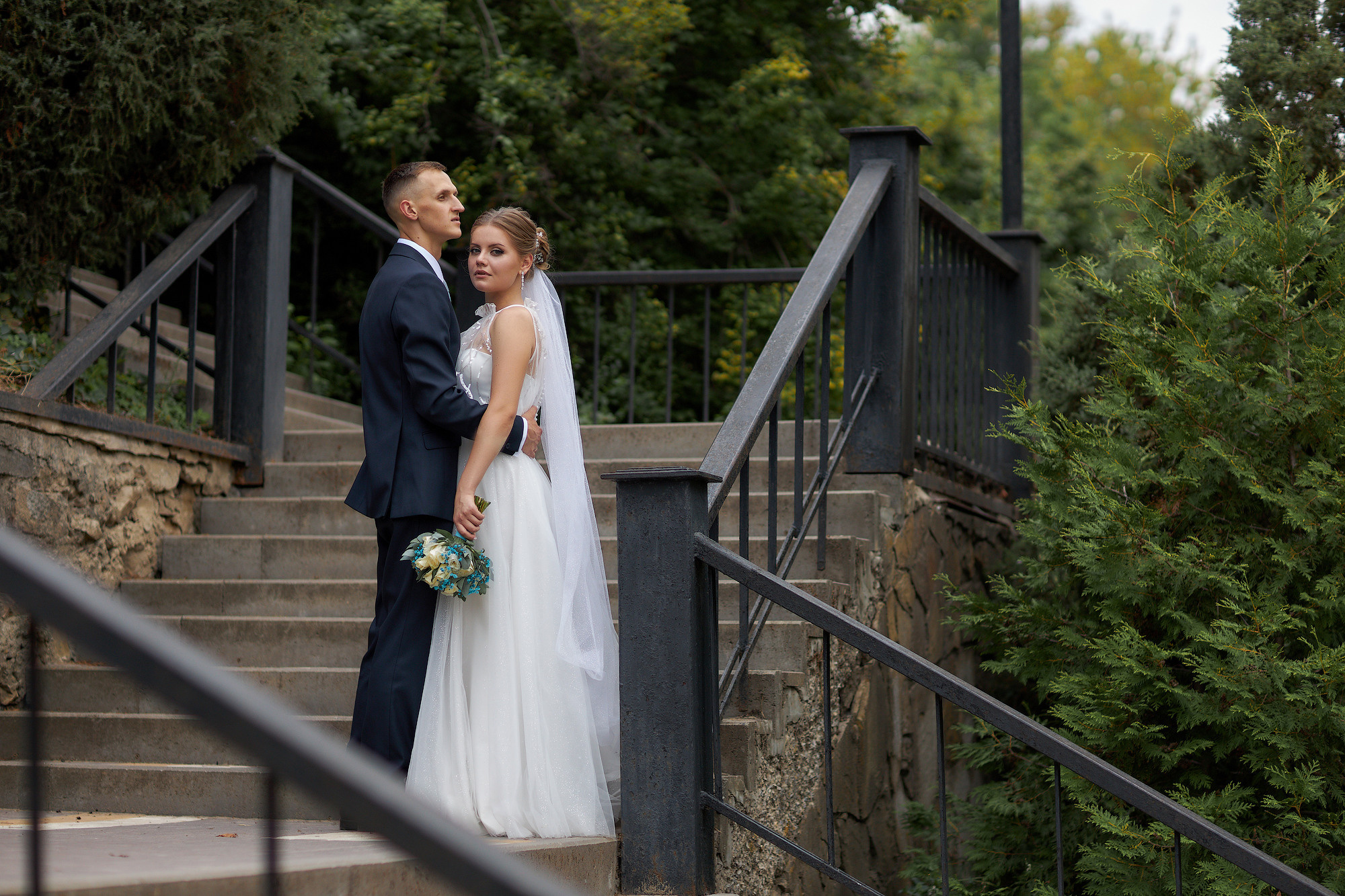 Свадебный день прогулка в сосновом лесу. Банкетный зал Акрополь. Фото видео съёмка в Белой Калитве дуэт Герман и Инна