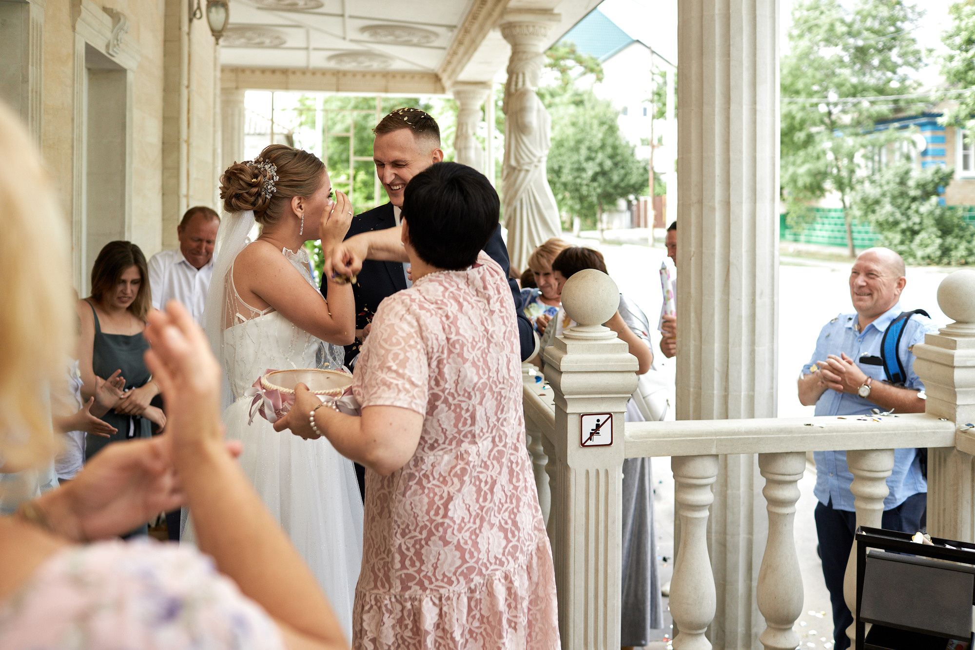 Свадебный день прогулка в сосновом лесу. Банкетный зал Акрополь. Фото видео съёмка в Белой Калитве дуэт Герман и Инна